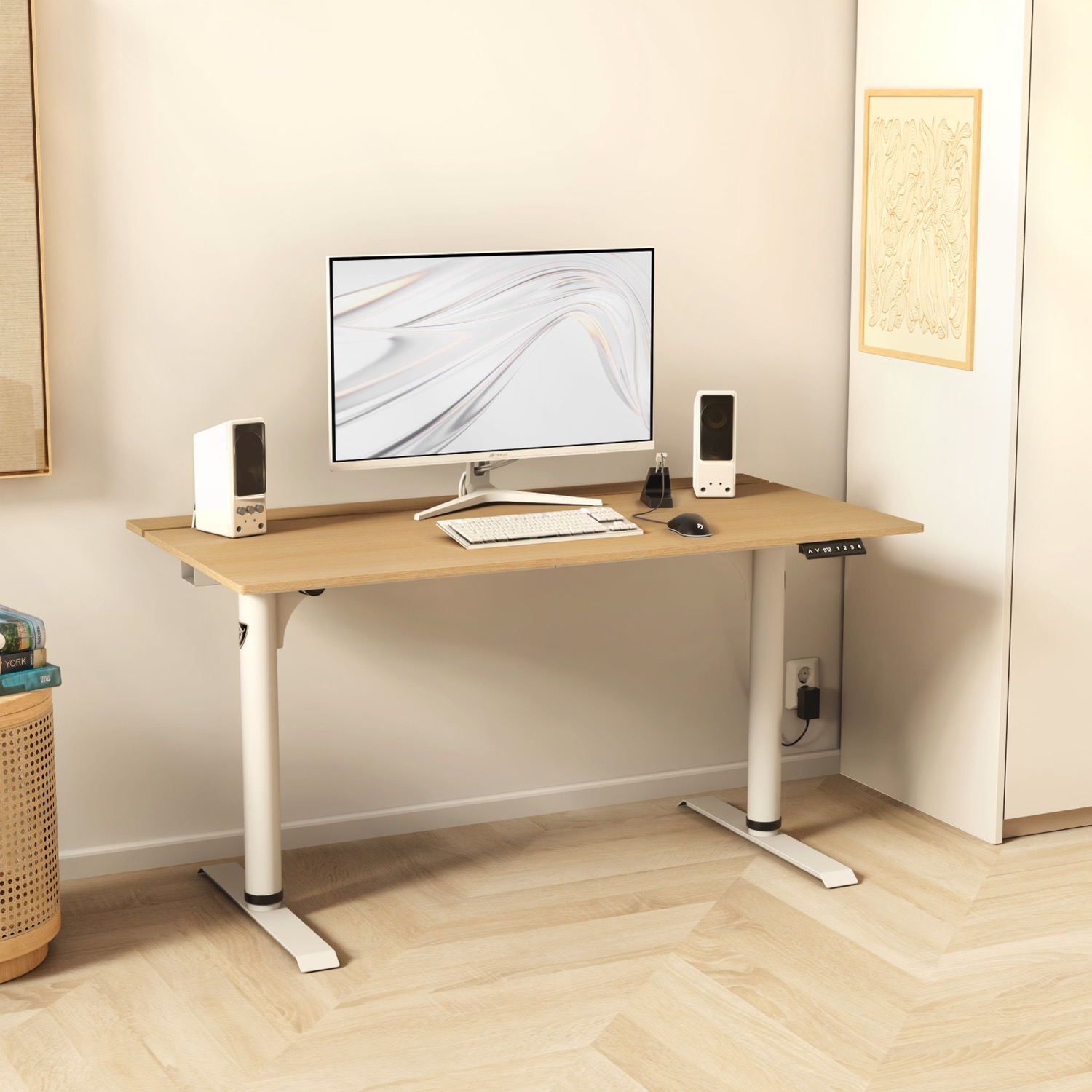 Una scrivania regolabile in altezza con gambe bianche e piano in legno, con computer e altoparlanti.