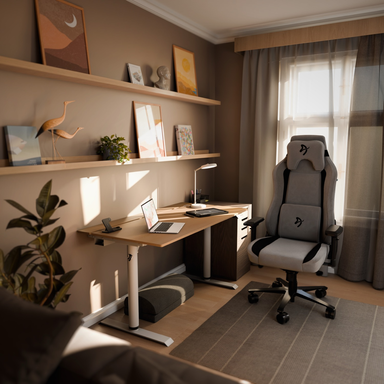 Un luminoso ufficio domestico con scrivania regolabile, laptop e sedia da gaming.