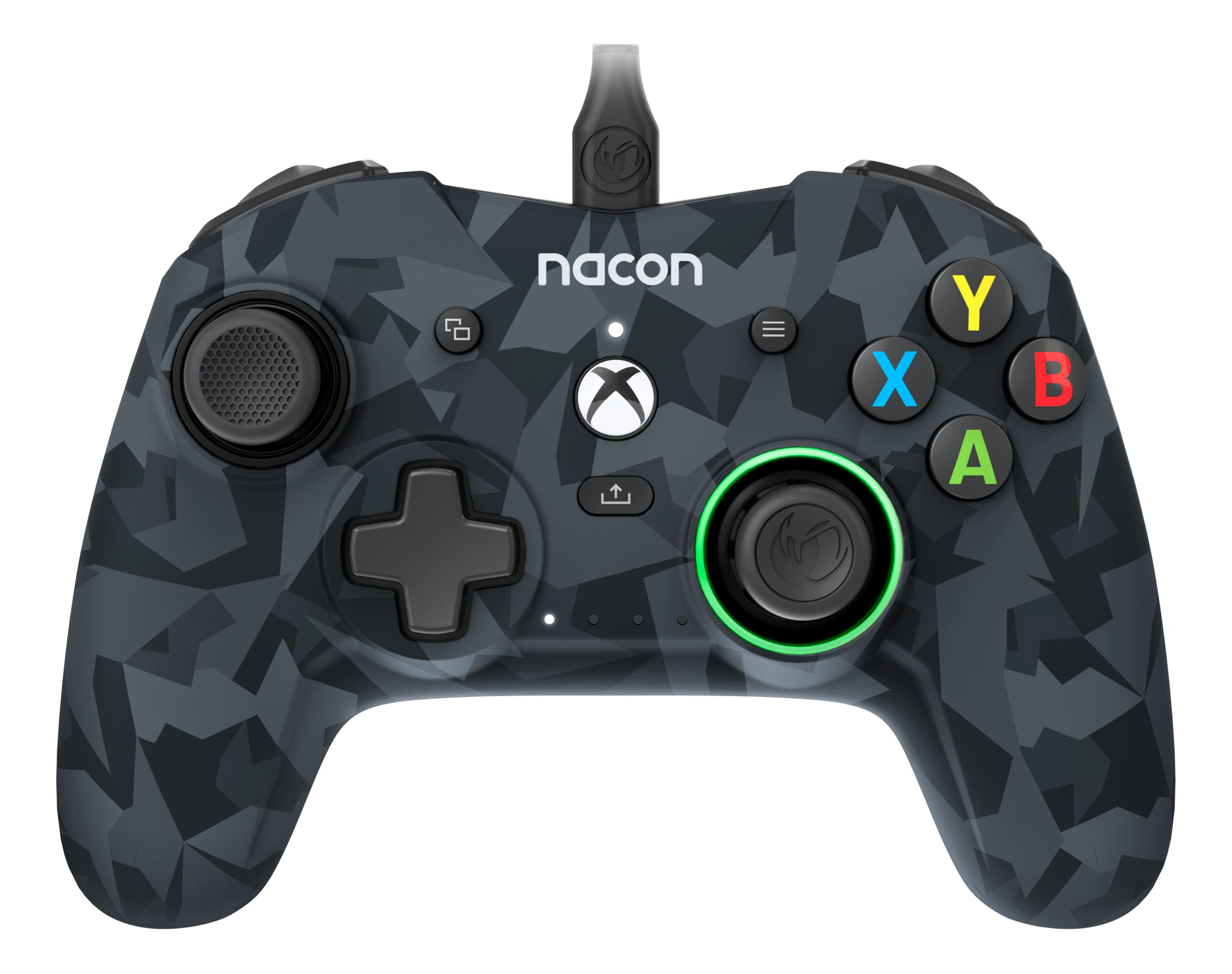 Kontroler Nacon z czarnym wzorem kamuflażu i zielonym podświetleniem pierścienia.