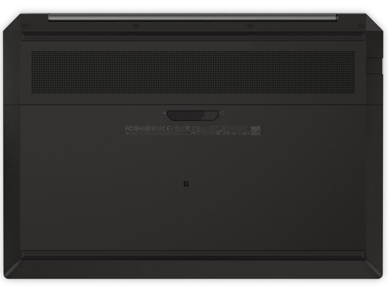 Unterseite eines schwarzen Laptops mit Lüftungsschlitzen und Zertifizierungsmarkierungen.