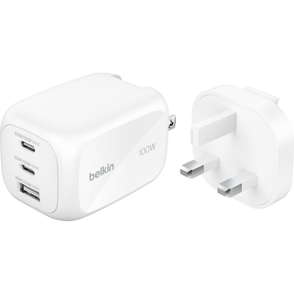 Un chargeur Belkin blanc 100W avec trois ports USB et une prise britannique.
