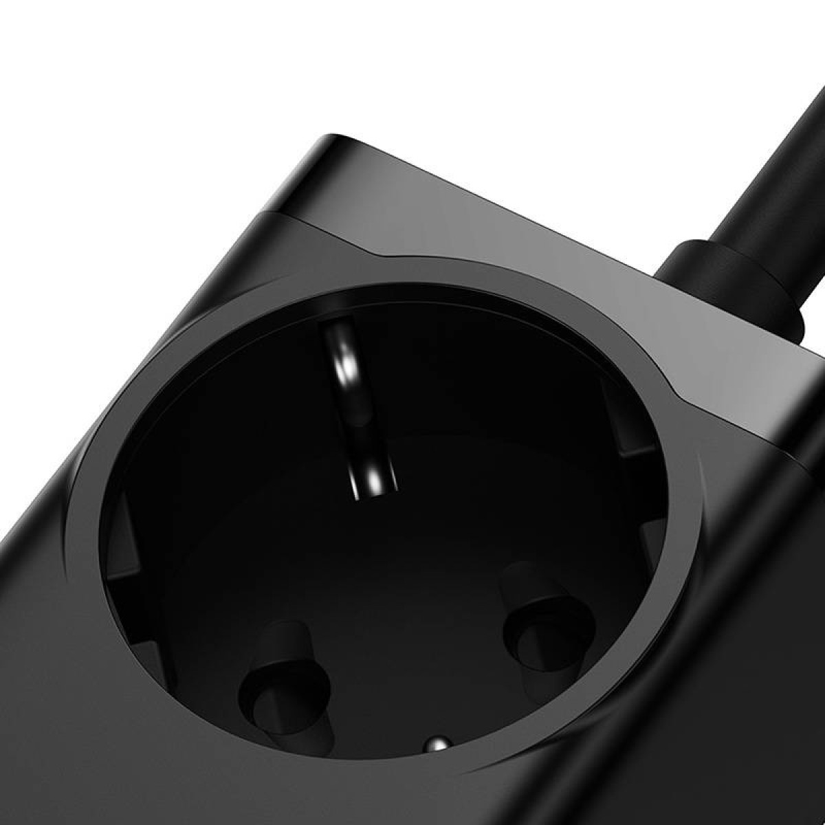 Un adattatore multipresa nero con una presa visibile. Vista ravvicinata.