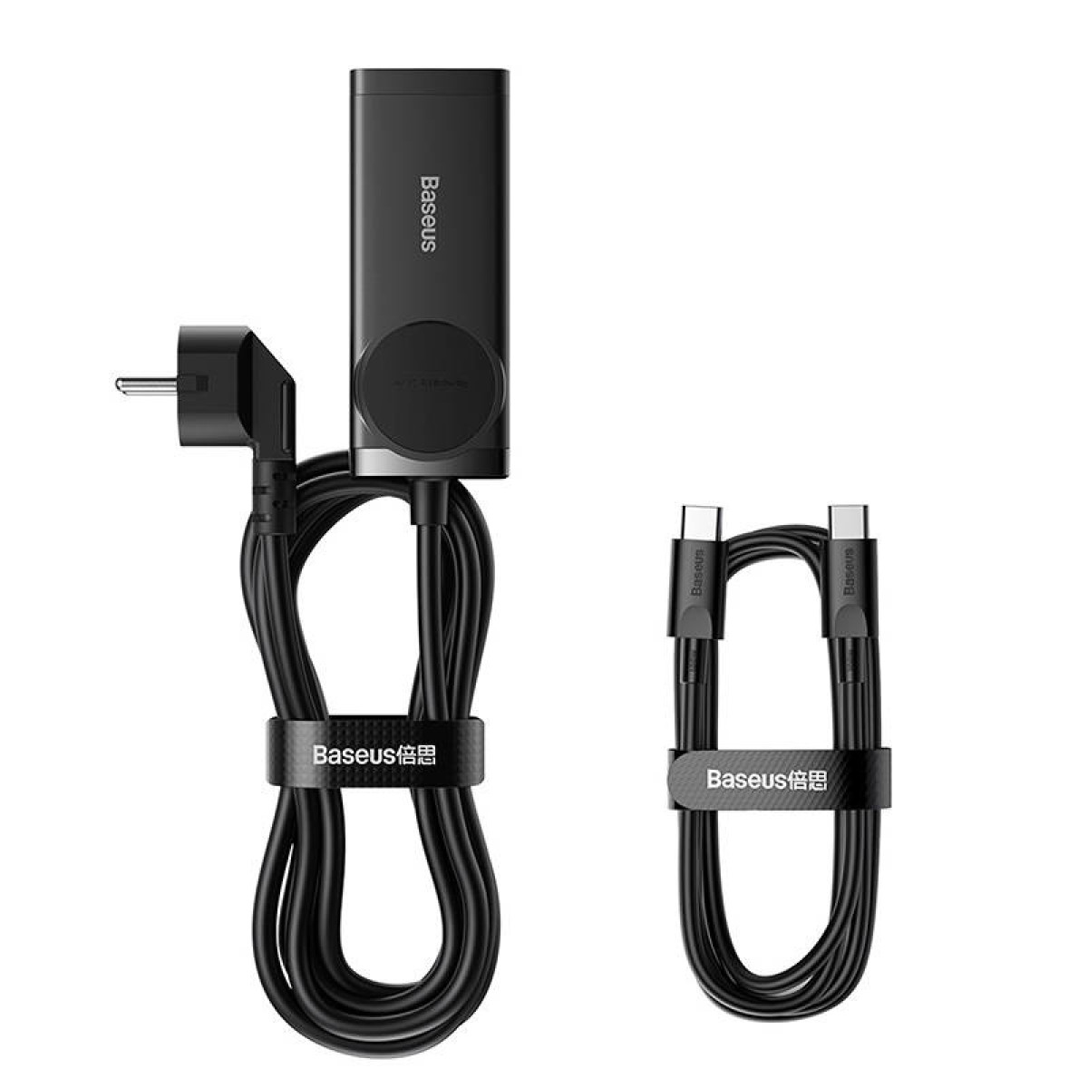 Alimentatore nero con cavo e due cavi di ricarica.