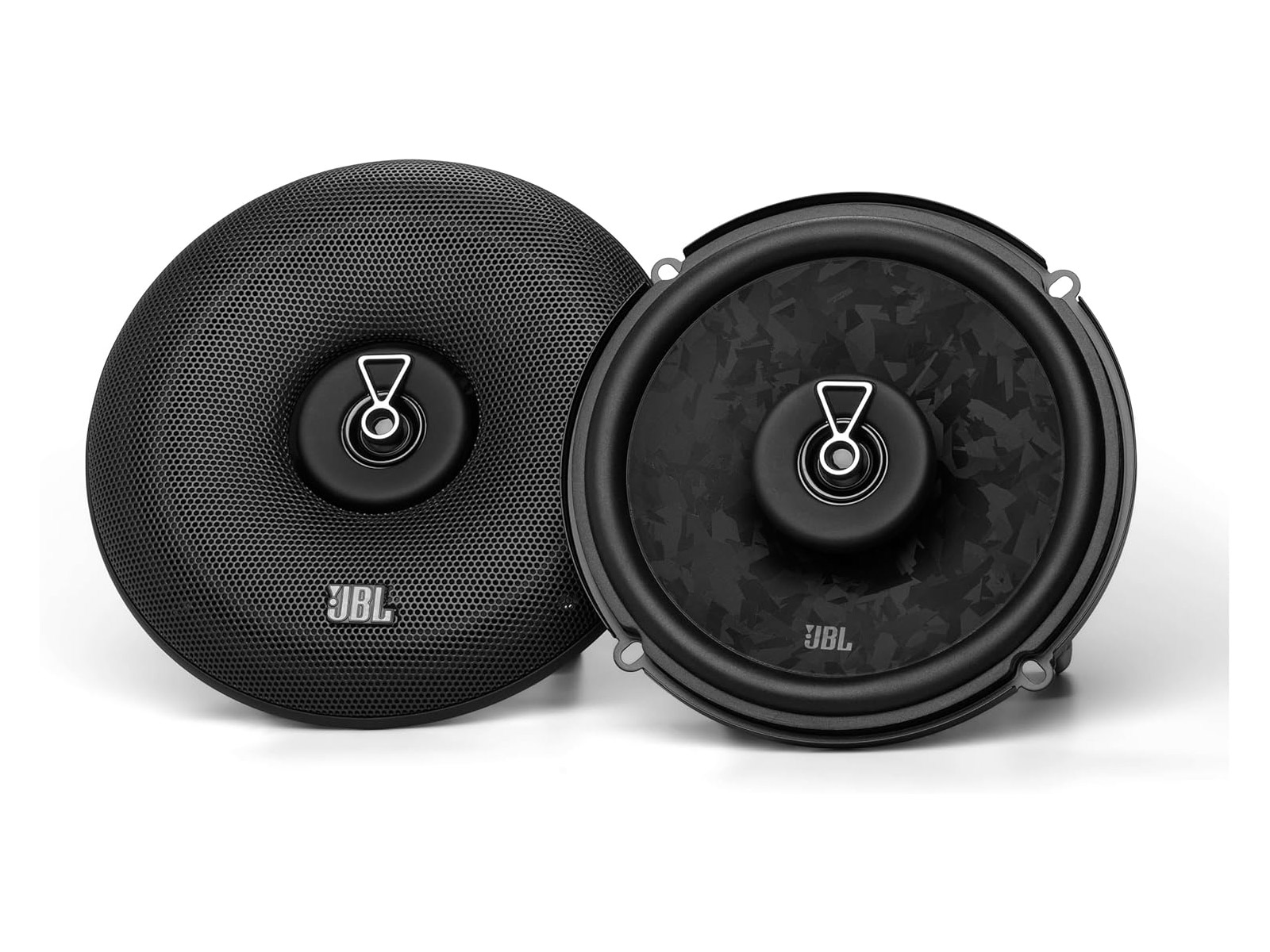 Zwei schwarze JBL-Lautsprecher nebeneinander, einer mit Gitter, einer offen.