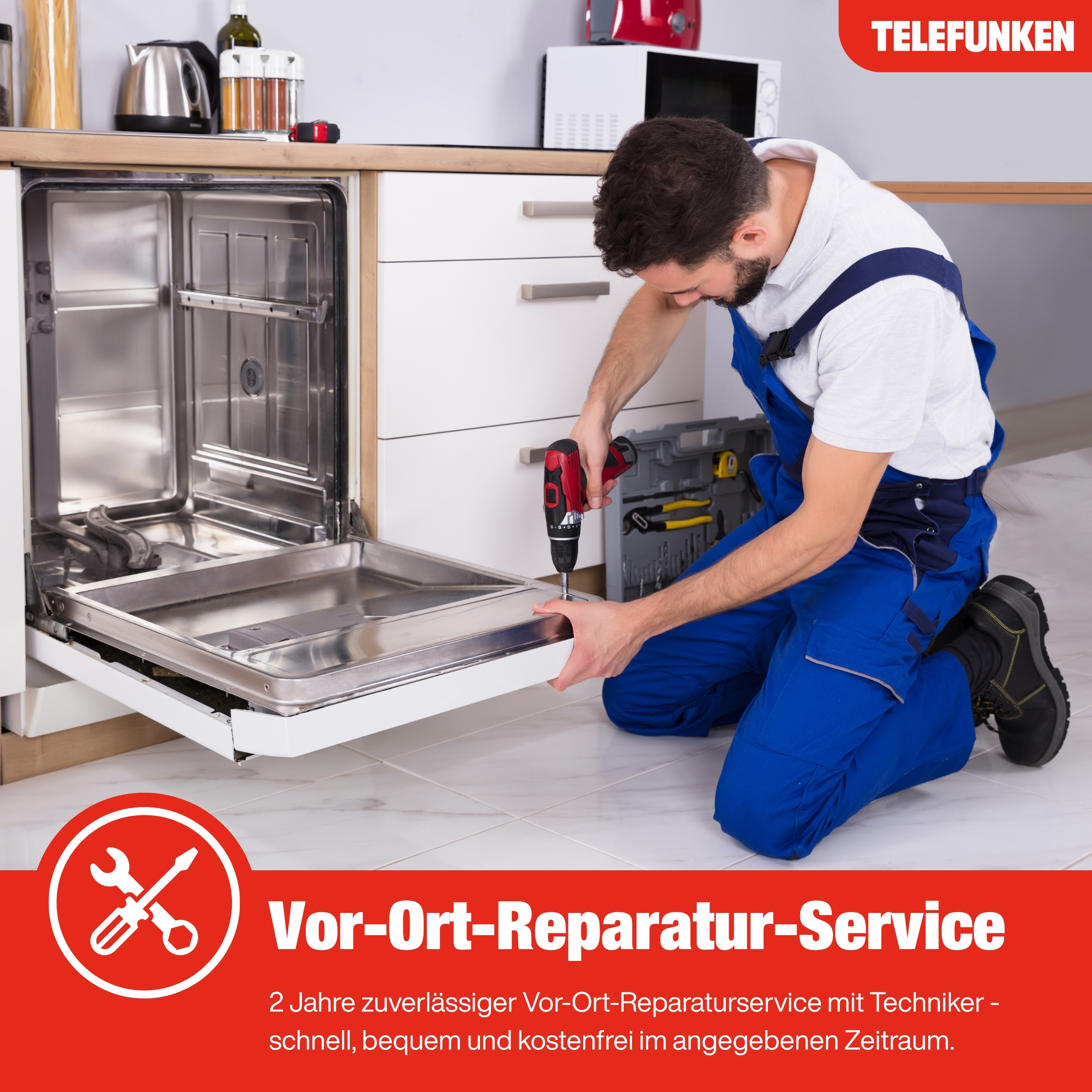Ein Techniker in blauer Arbeitskleidung repariert eine Spülmaschine mit einem Akkuschrauber.
