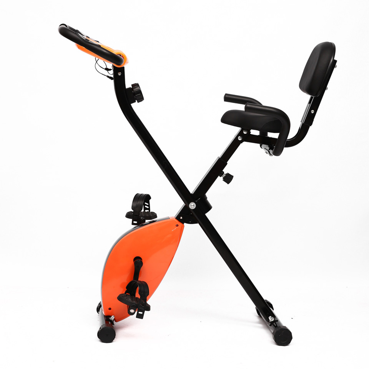 Una bicicleta estática naranja y negra con respaldo.