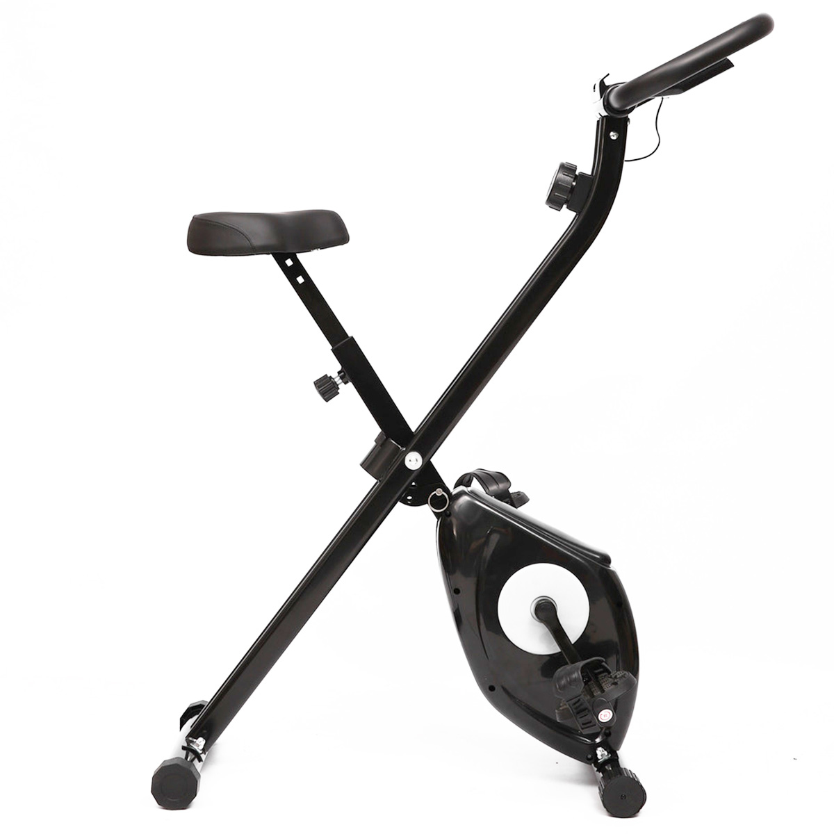 Una bicicleta estática plegable negra con asiento, manillar y pedales sobre fondo blanco.