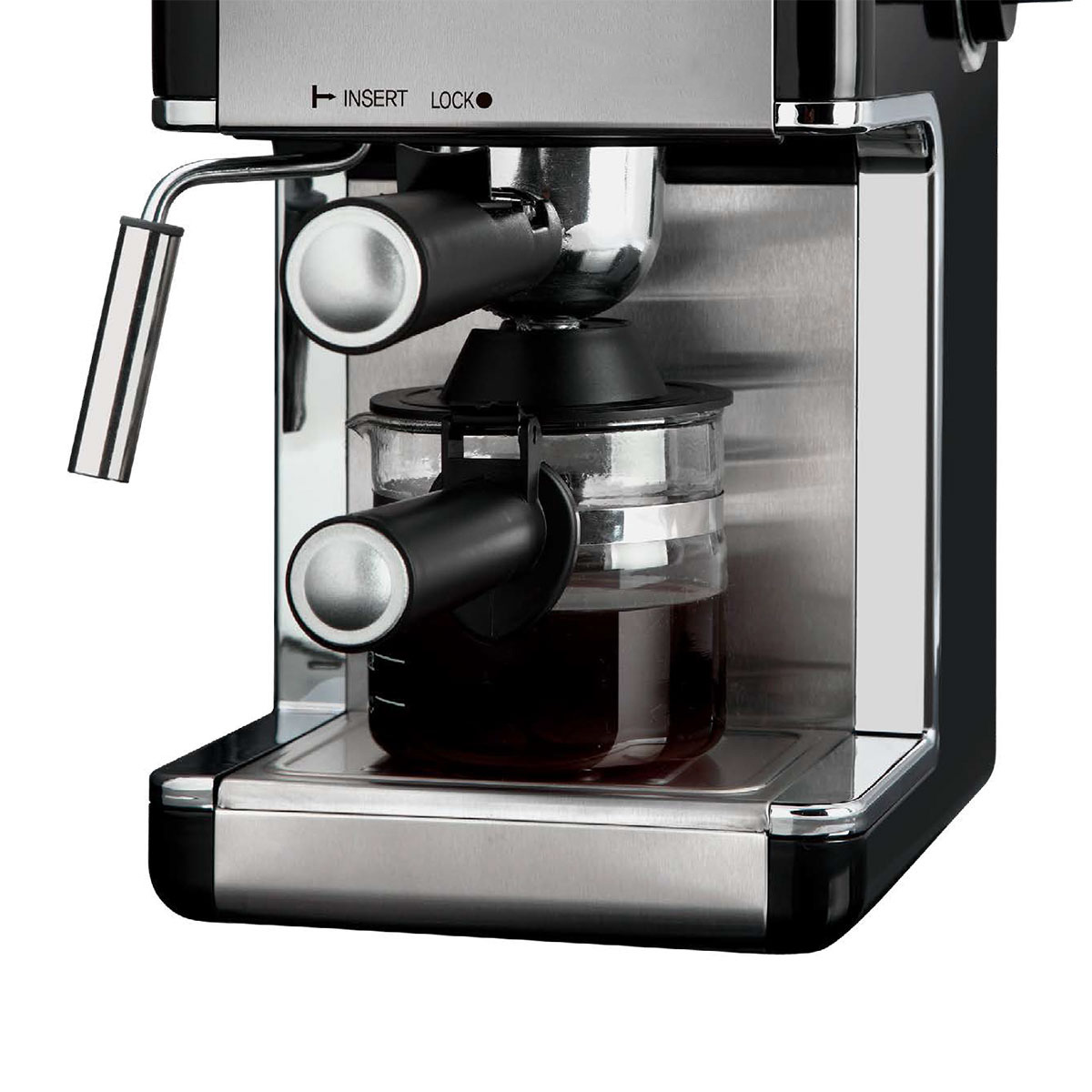 Primer plano de una cafetera con portafiltro y jarra de cristal llena.