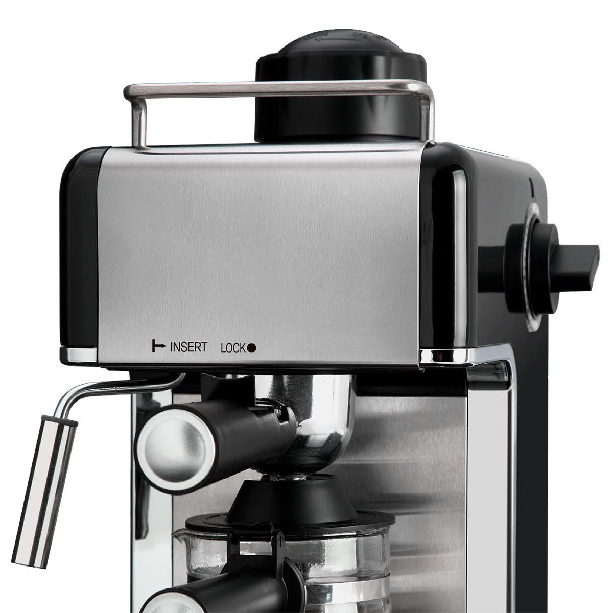 Una cafetera con cuerpo plateado y negro, varilla de vapor y jarra de cristal.
