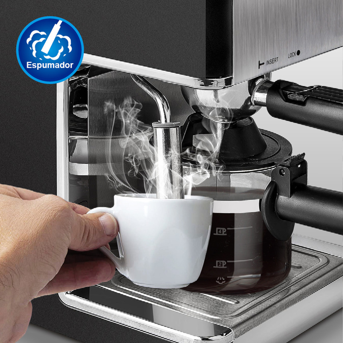 Una mano sujeta una taza de espresso blanca bajo un vaporizador de cafetera.