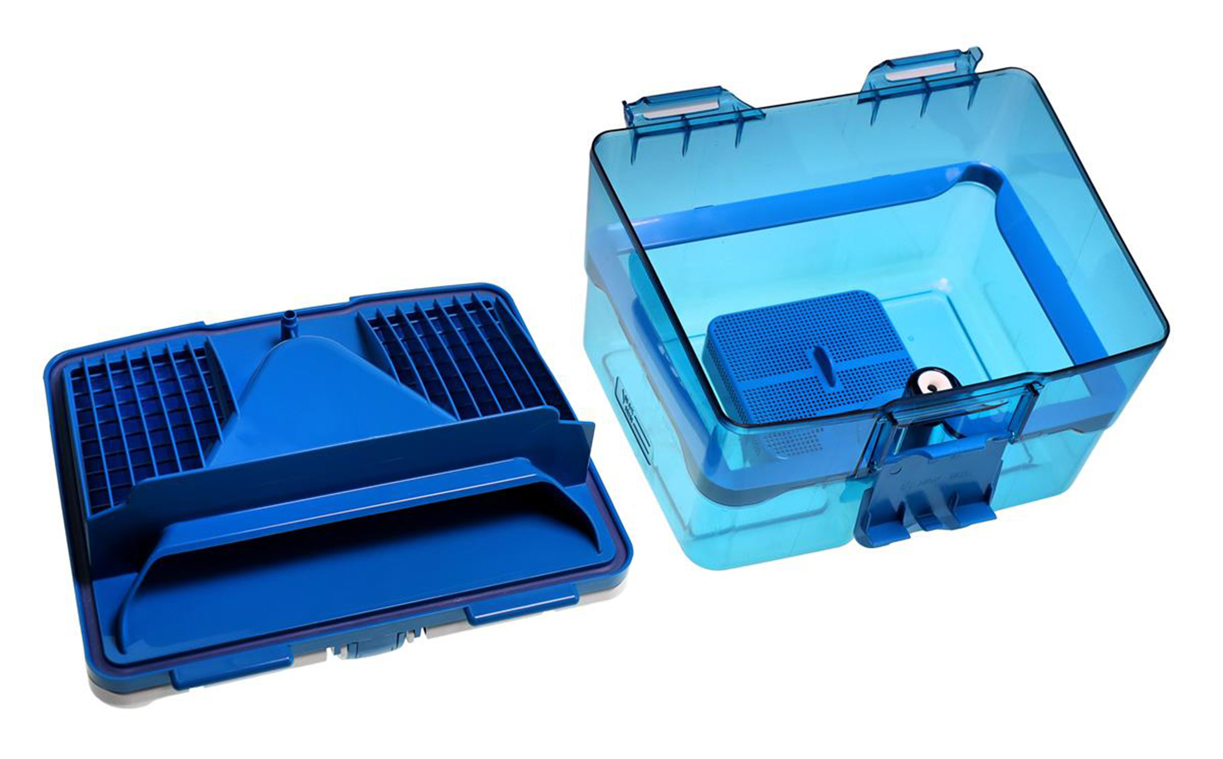 Ein blauer Plastikbehälter mit Deckel und Siebeinsatz, weißer Hintergrund.