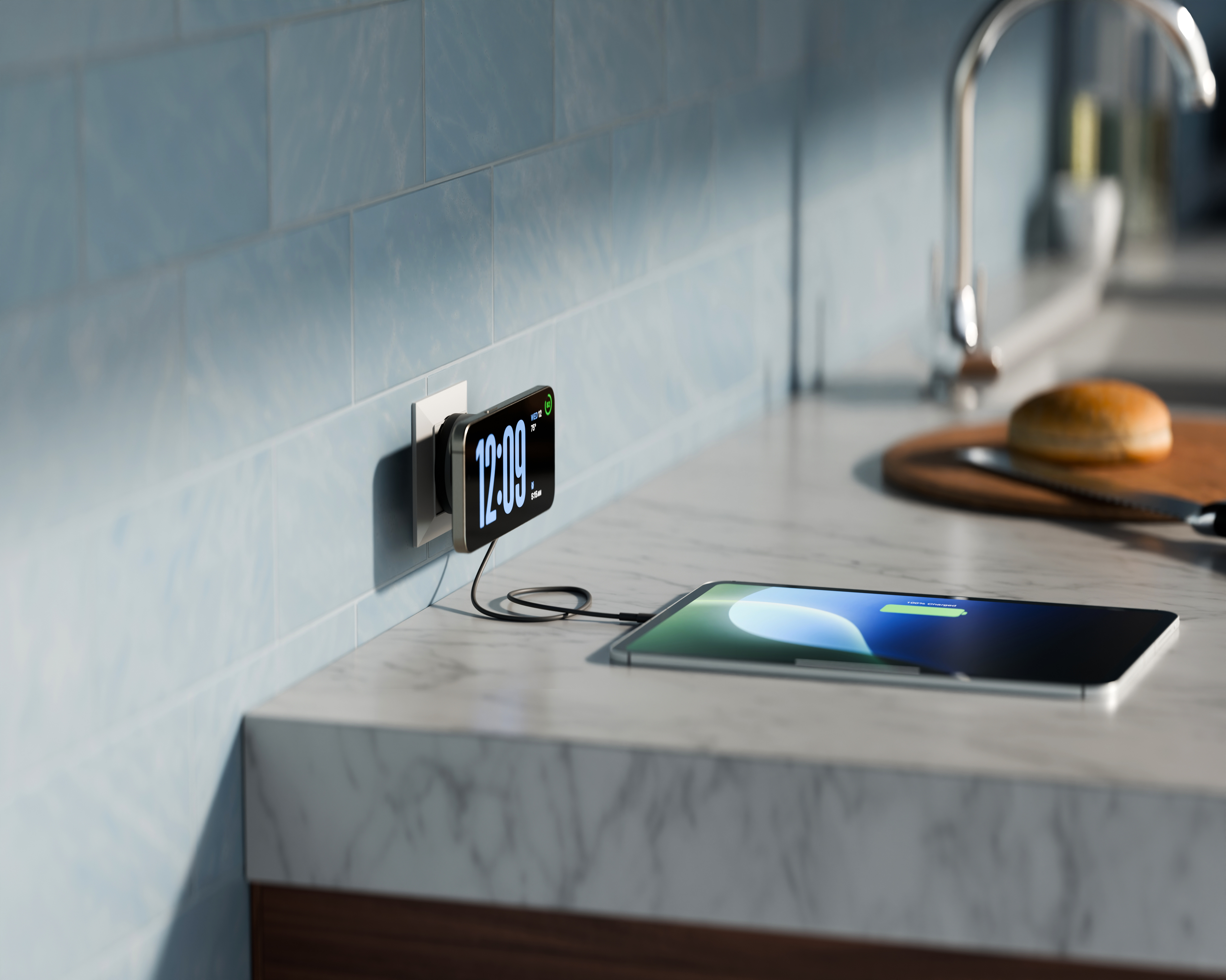 Uno smartphone si carica in una presa accanto a un tablet su un bancone.