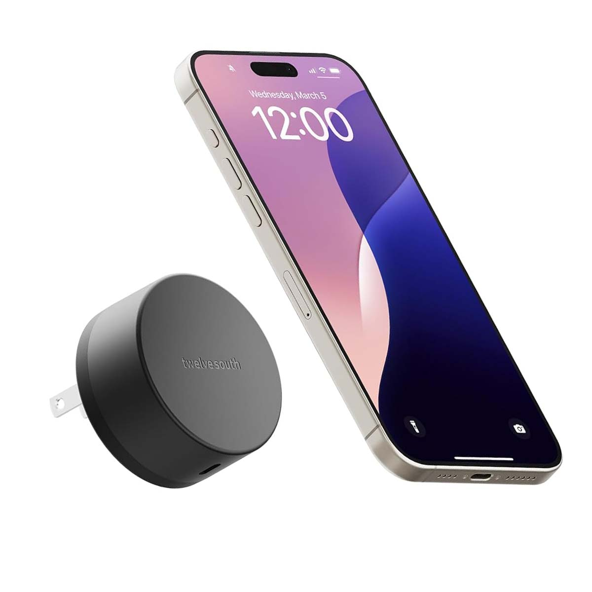 Un adattatore di ricarica nero e uno smartphone argentato con orario 12:00.