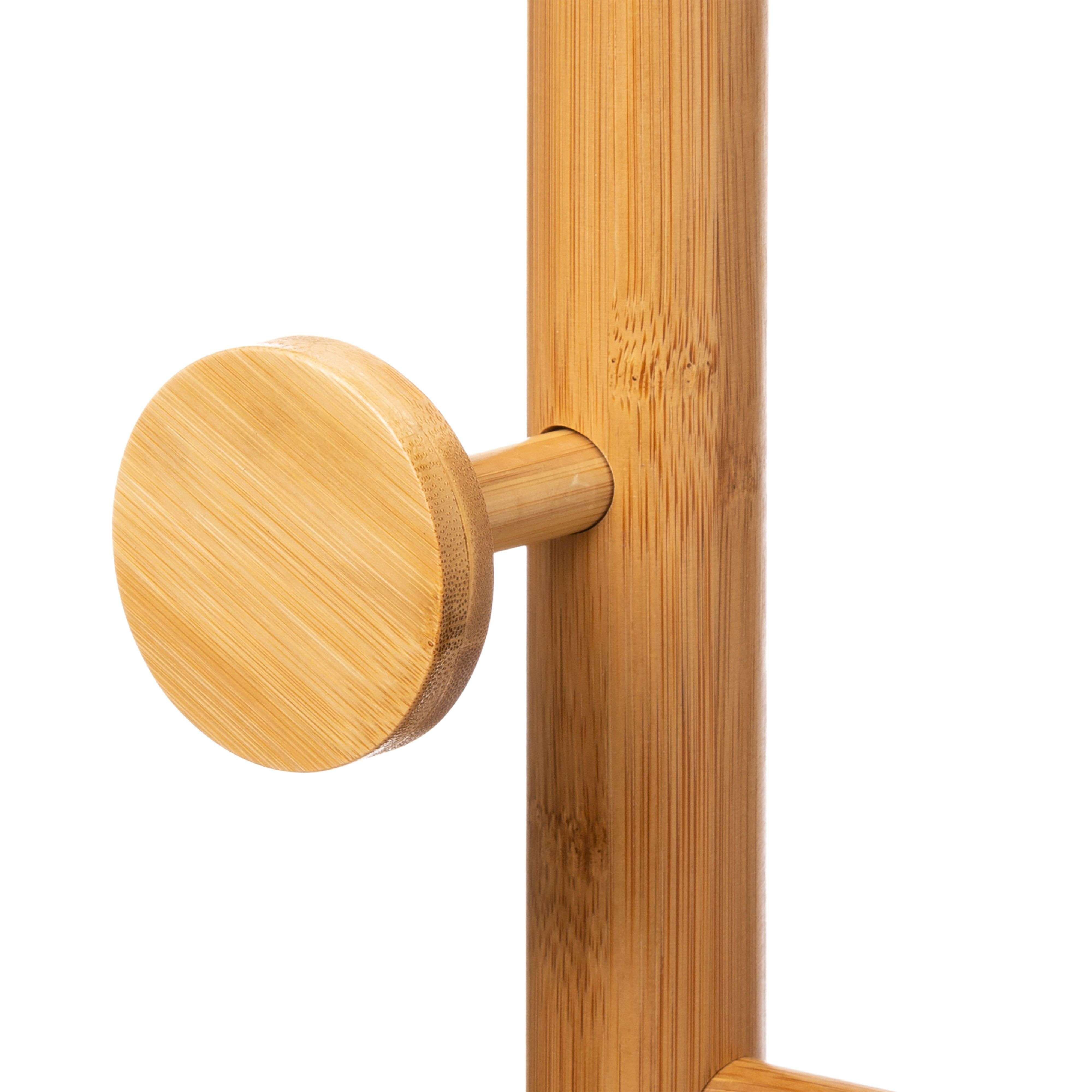Un gancho redondo de bambú de madera unido a un poste de bambú.