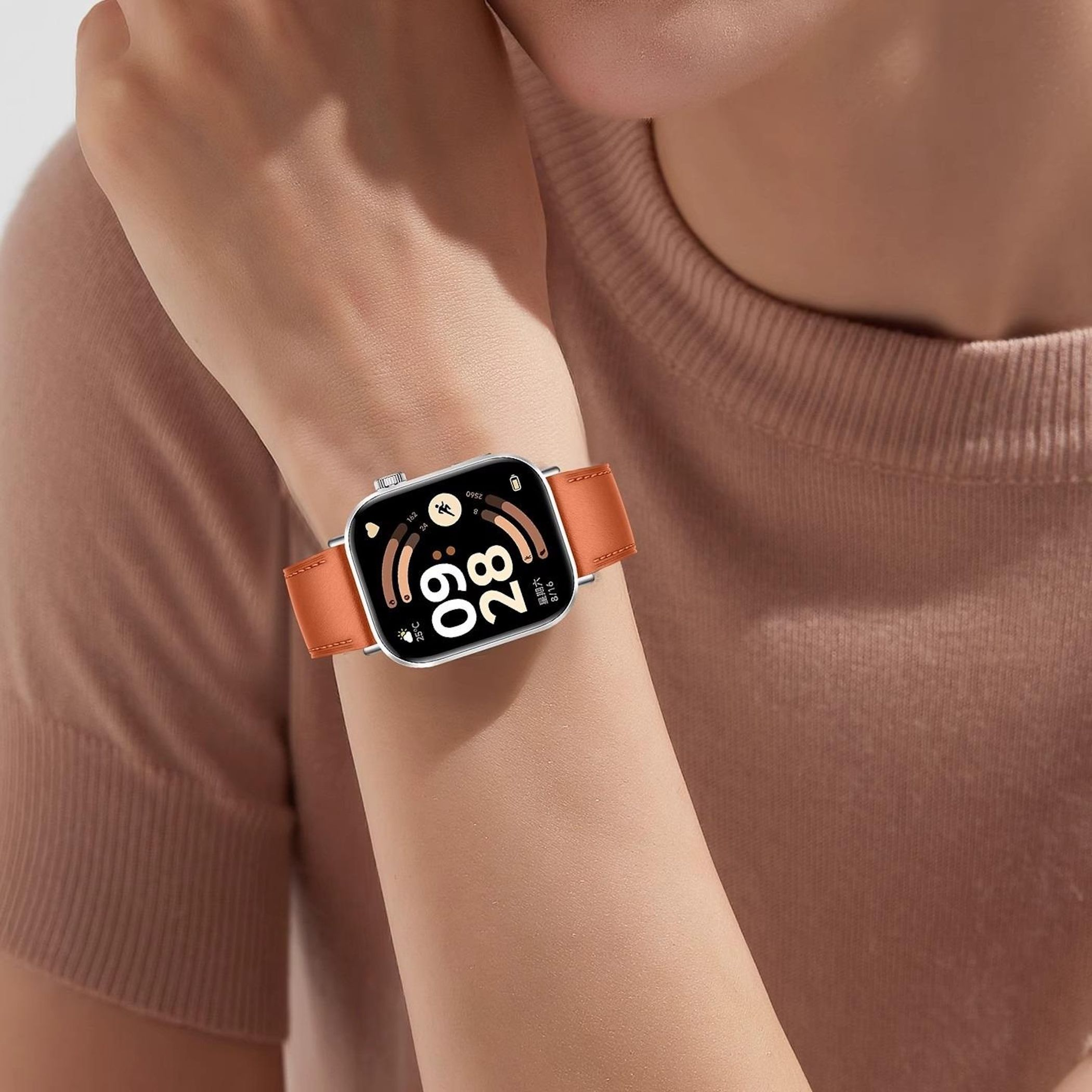 Eine Uhr mit braunem Lederarmband am Handgelenk, zeigt 09:06 und 28.