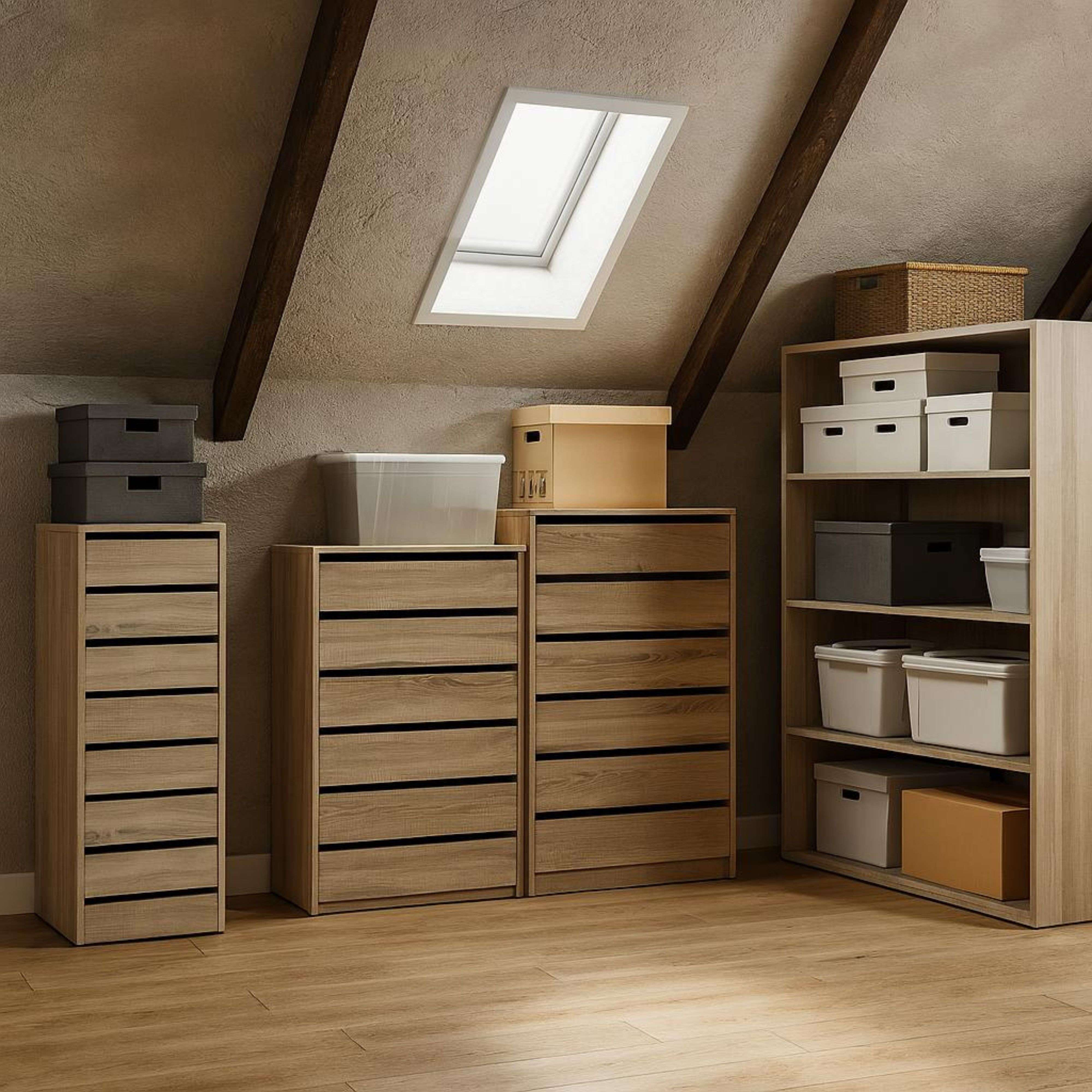 Muebles de madera con cajas de almacenamiento bajo una claraboya.