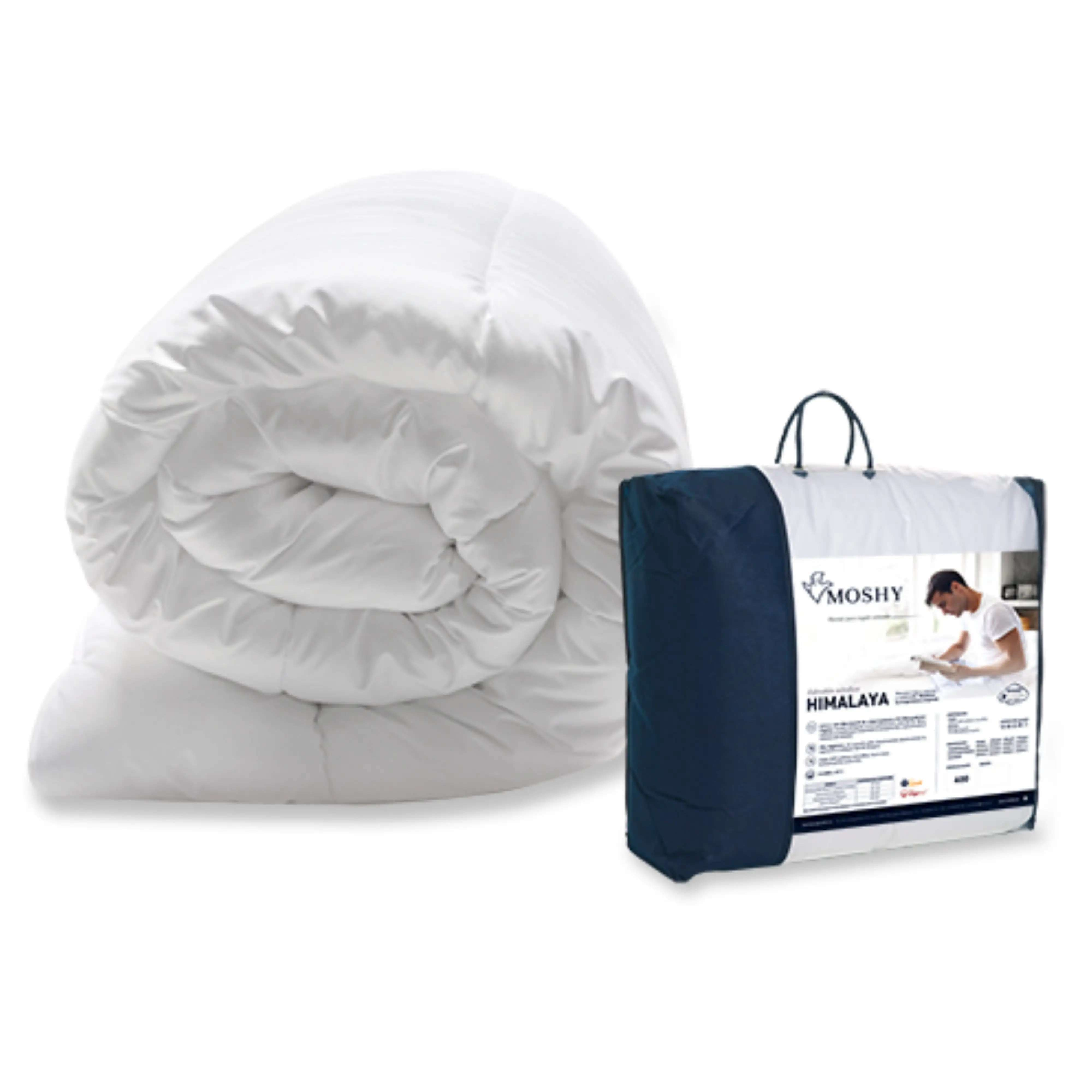 Un edredón blanco enrollado junto a una bolsa azul oscuro con información del producto.