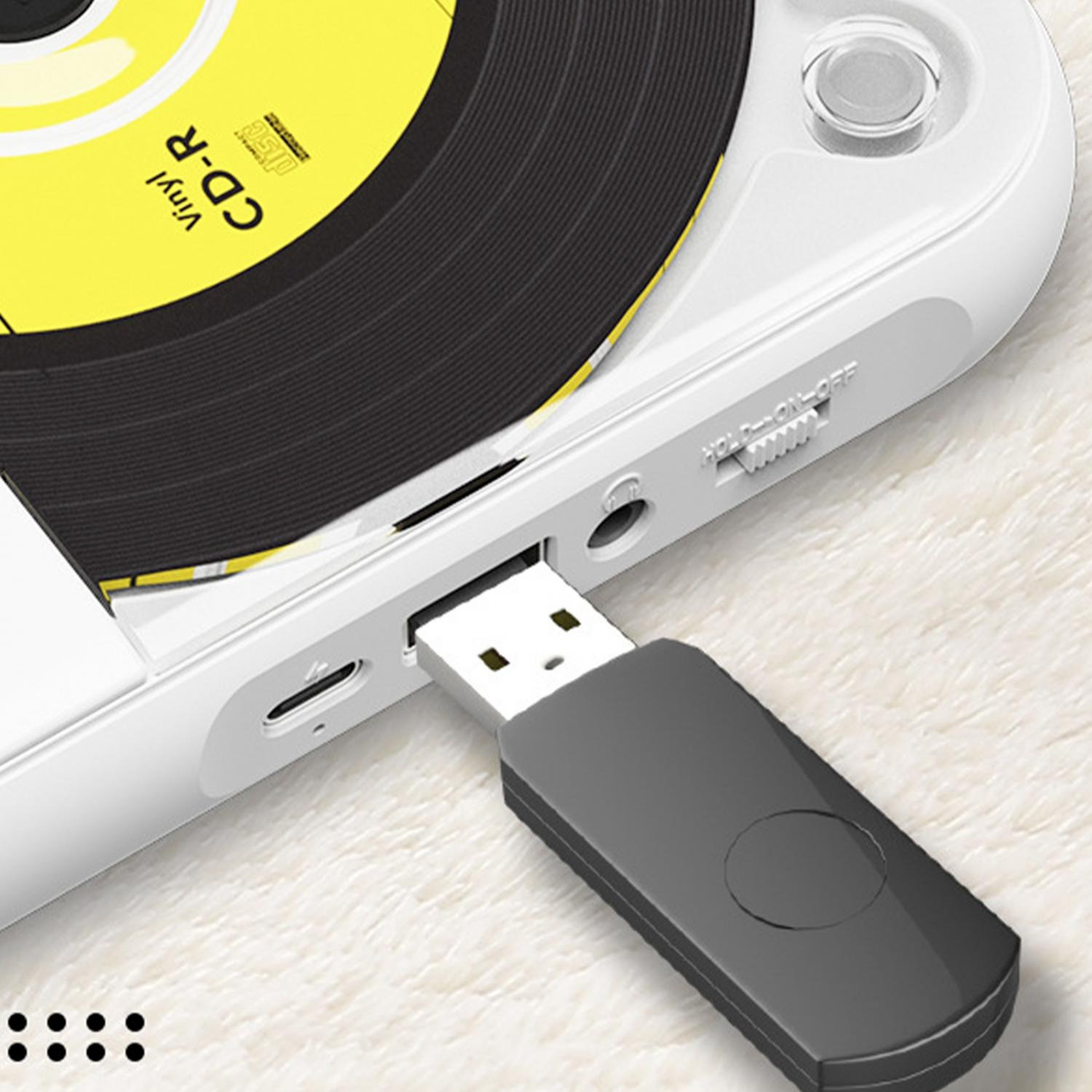 Ein USB-Stick steckt in einem weißen Gerät mit einer Vinyl-CD.