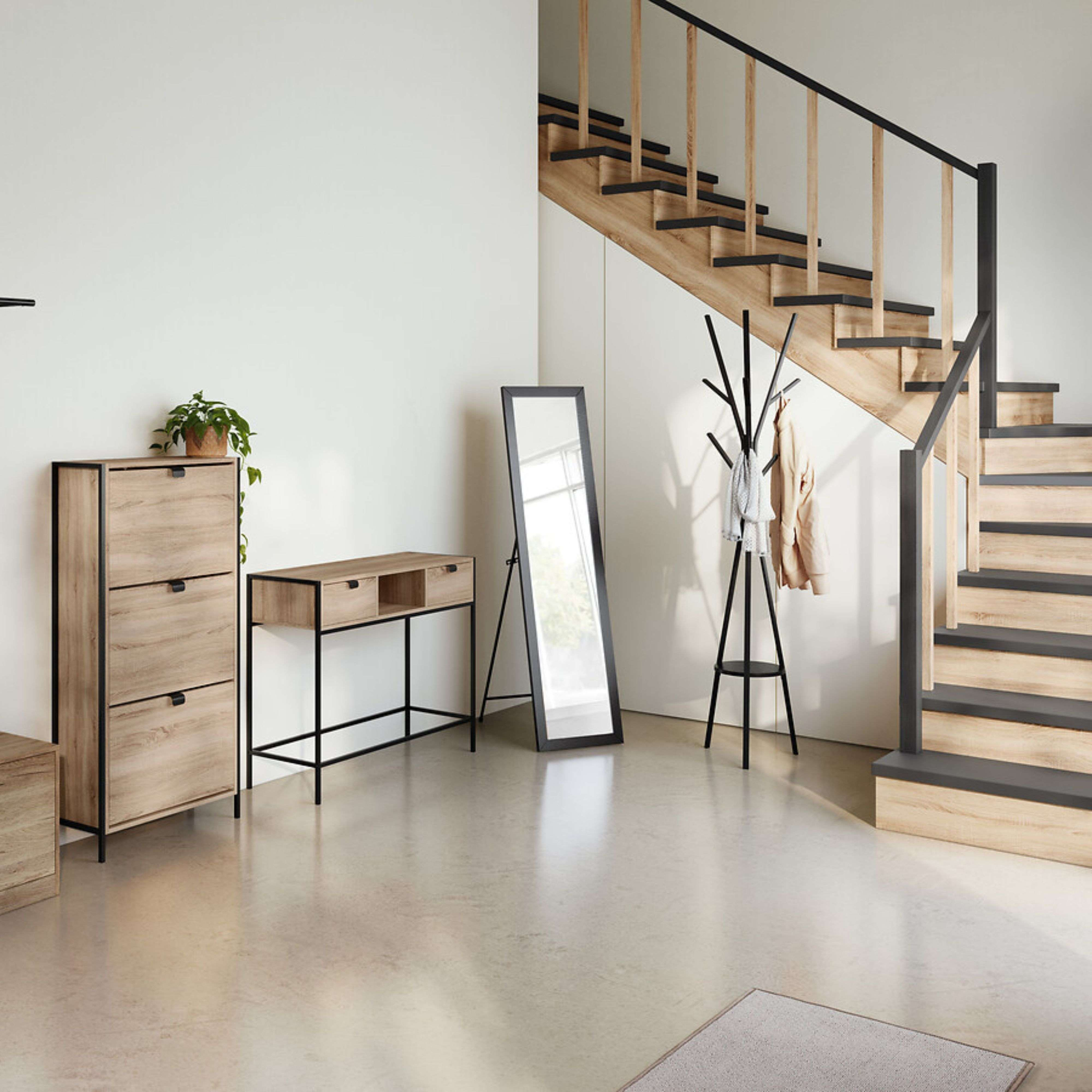 Pasillo con escaleras de madera, perchero, espejo y zapatero.