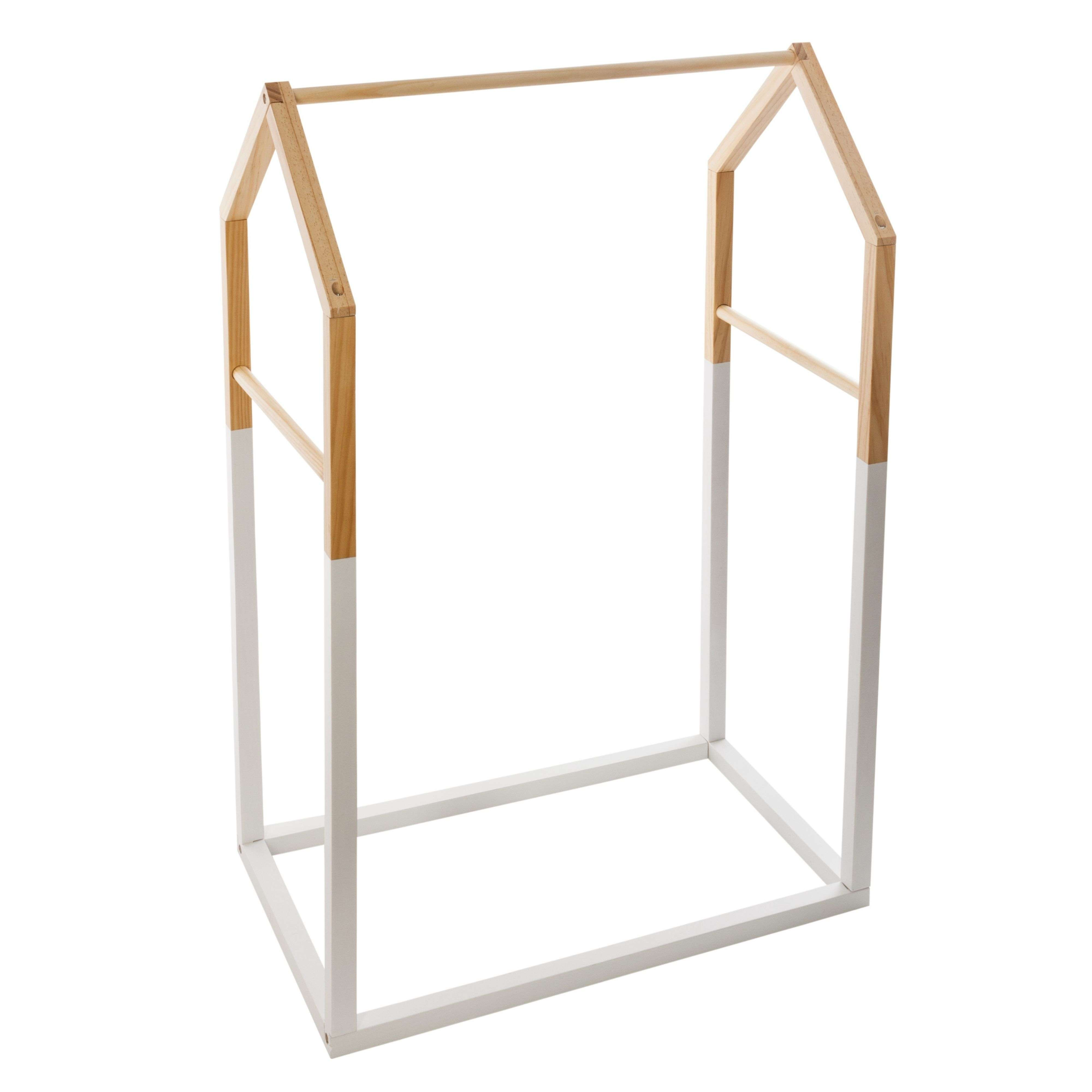 Un perchero de juguete de madera con forma de casa y detalles blancos.