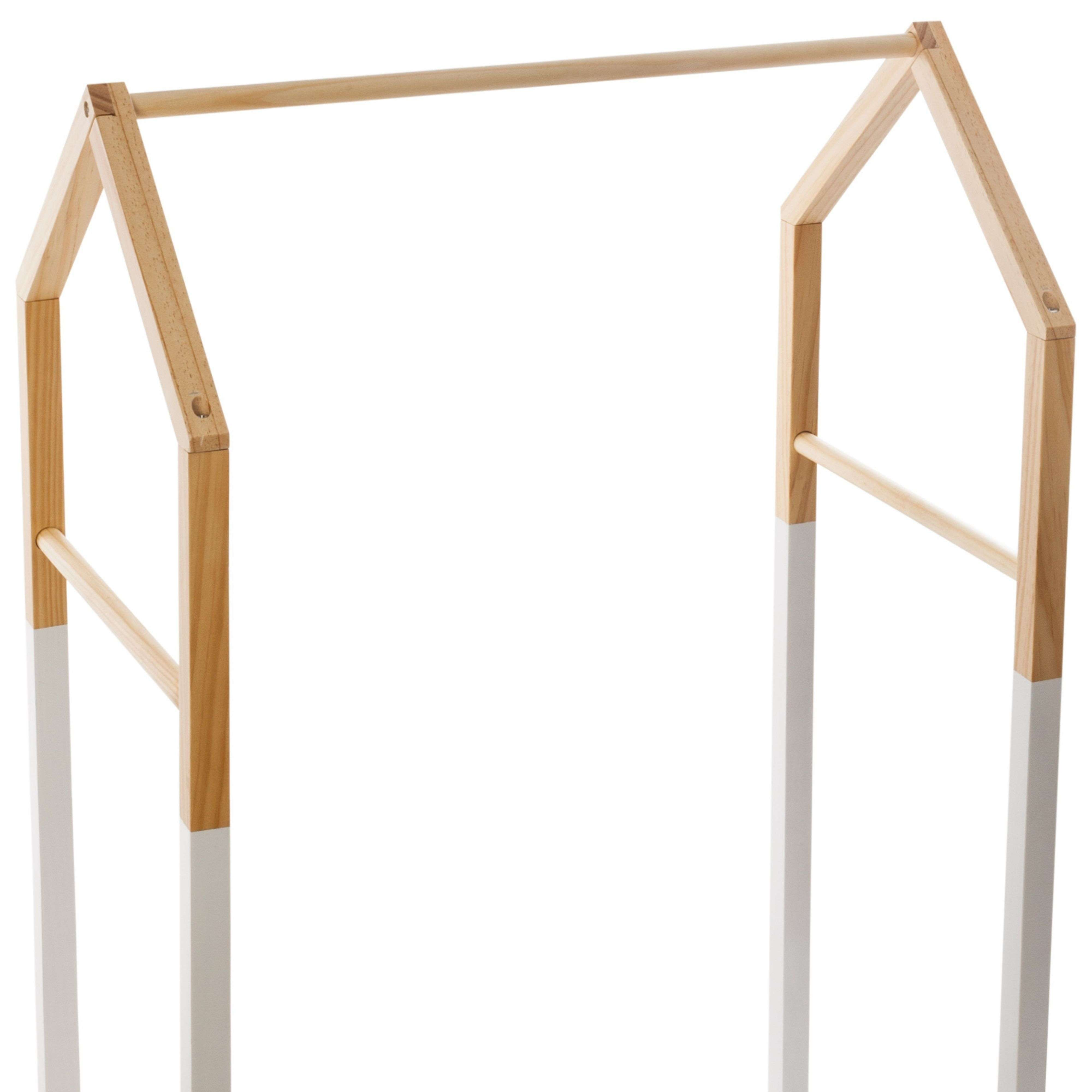 Una estructura de madera con patas blancas y barra superior.