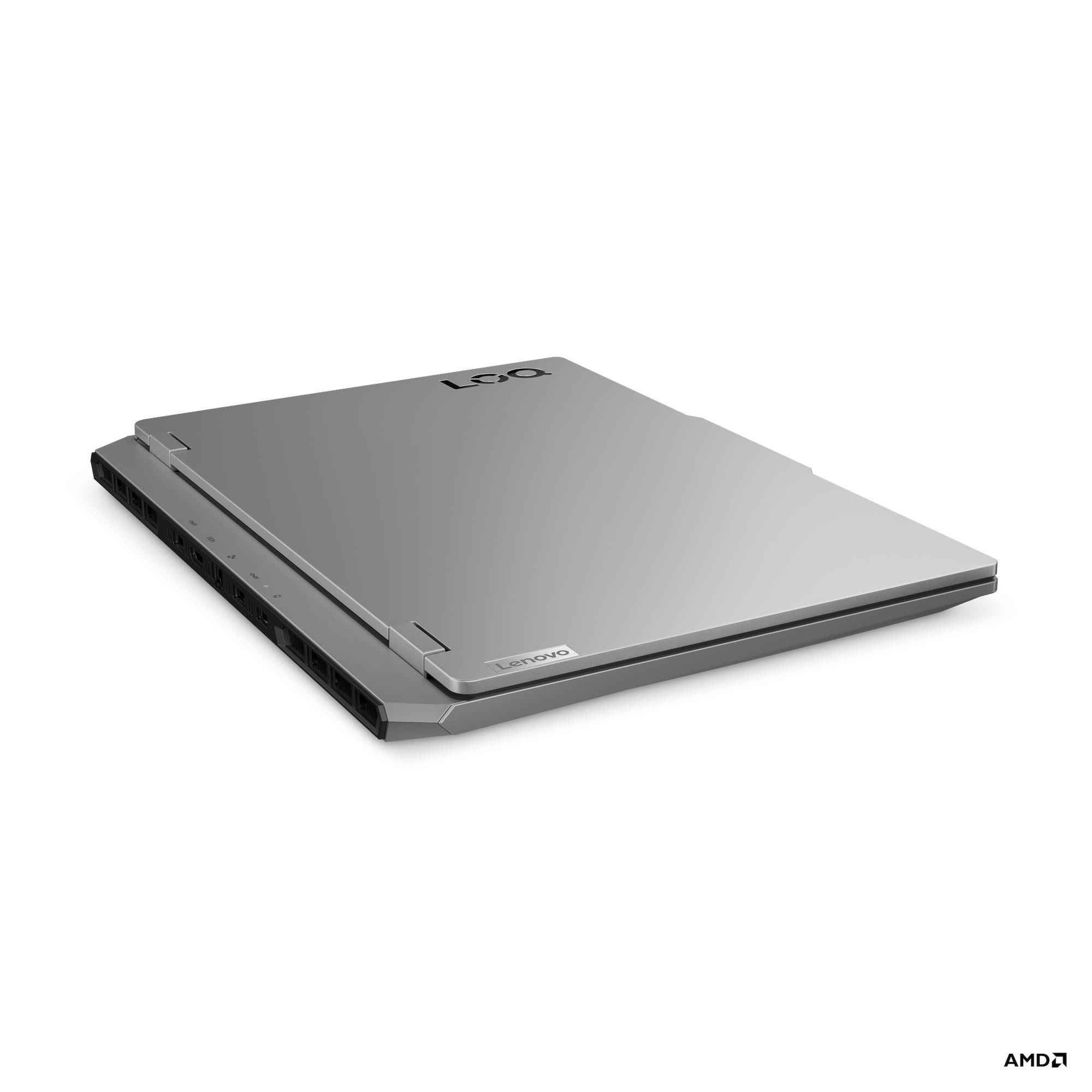 Kapalı gümüş Lenovo dizüstü bilgisayar, havalandırma delikleri ve AMD logosu.