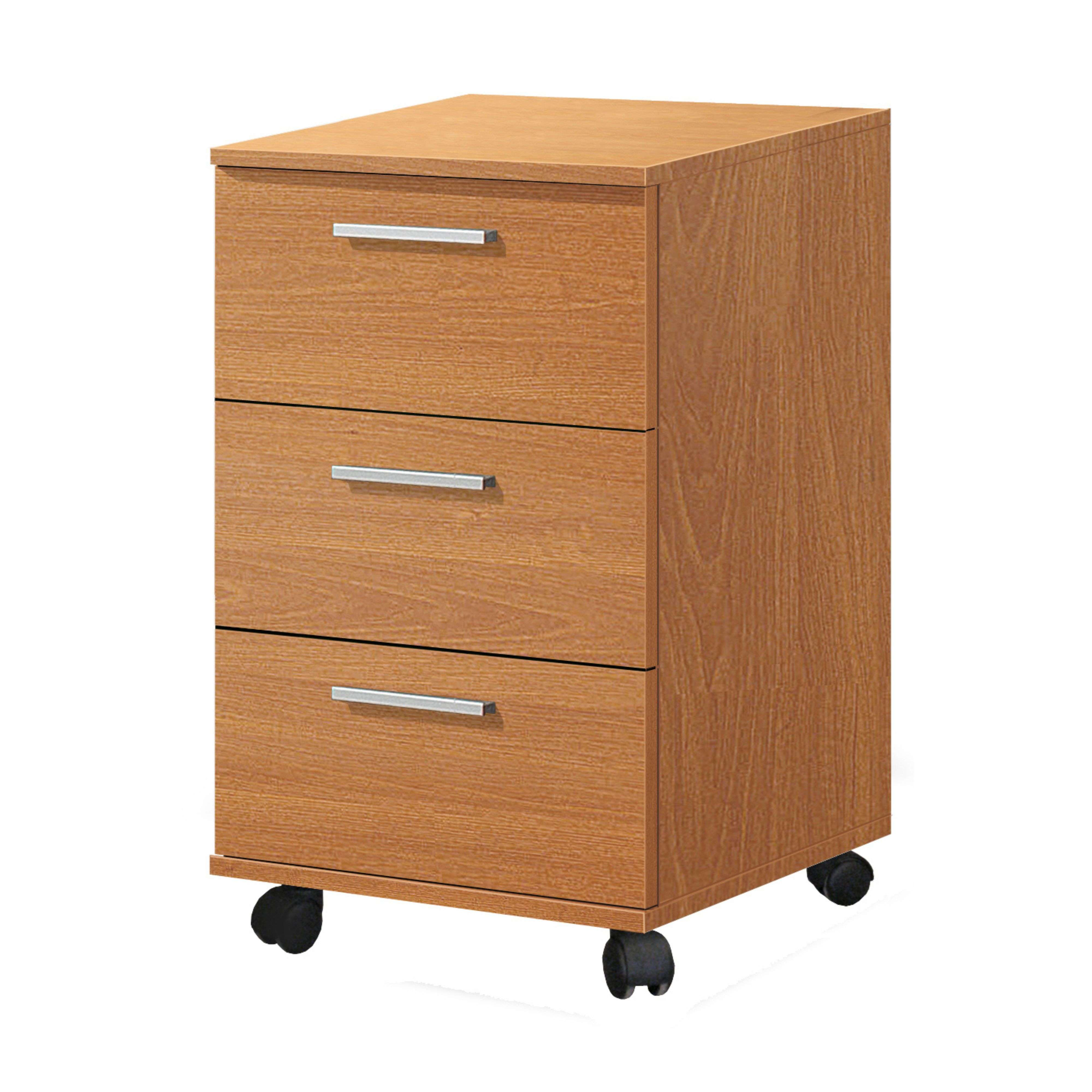 Un archivador de madera con tres cajones y tiradores plateados sobre ruedas.