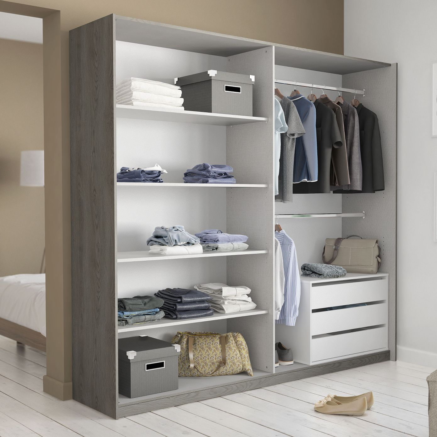 Un armario abierto con ropa, textiles doblados y cajas de almacenamiento.