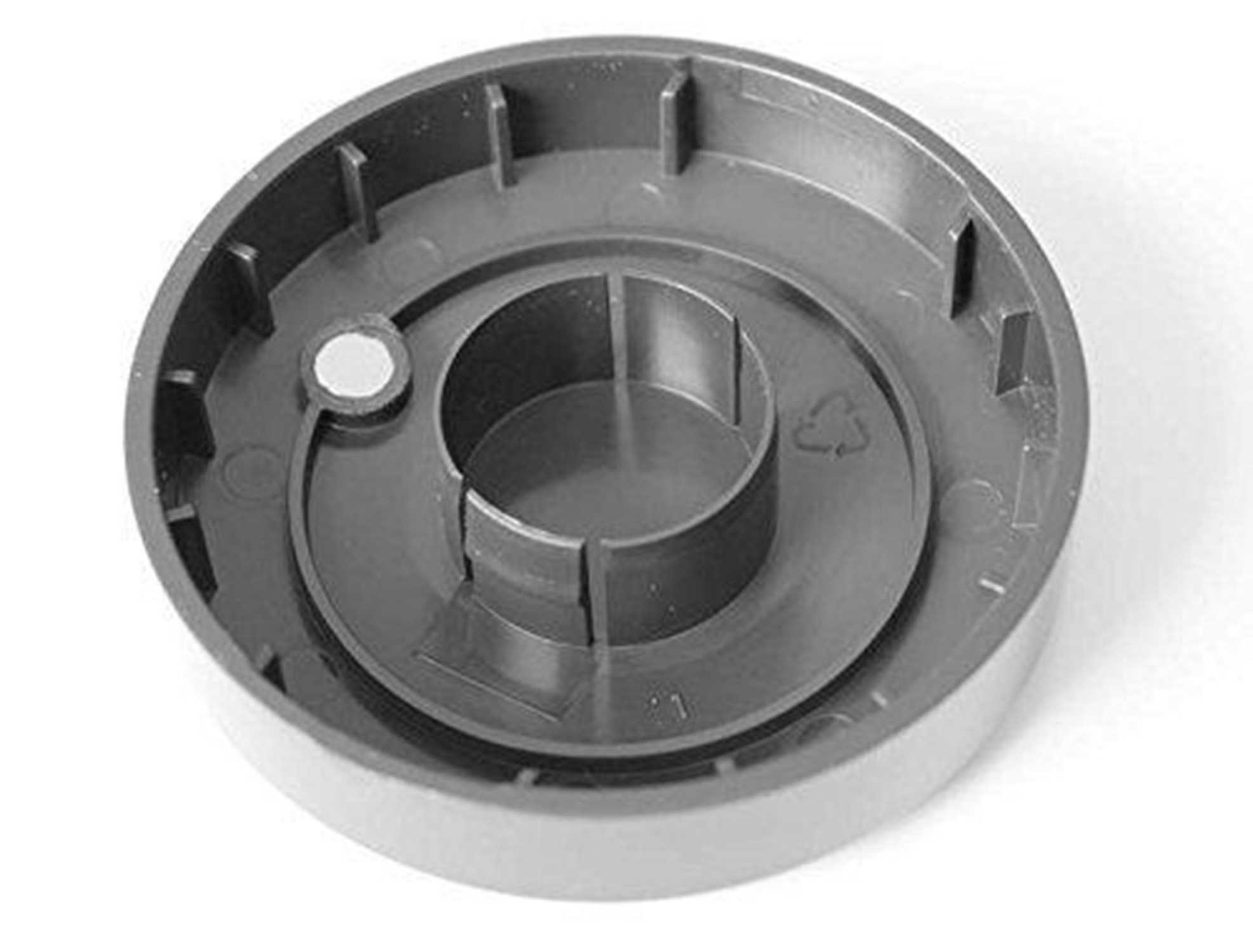 Grauer Kunststoffdeckel mit inneren Ringen und Versteifungen.