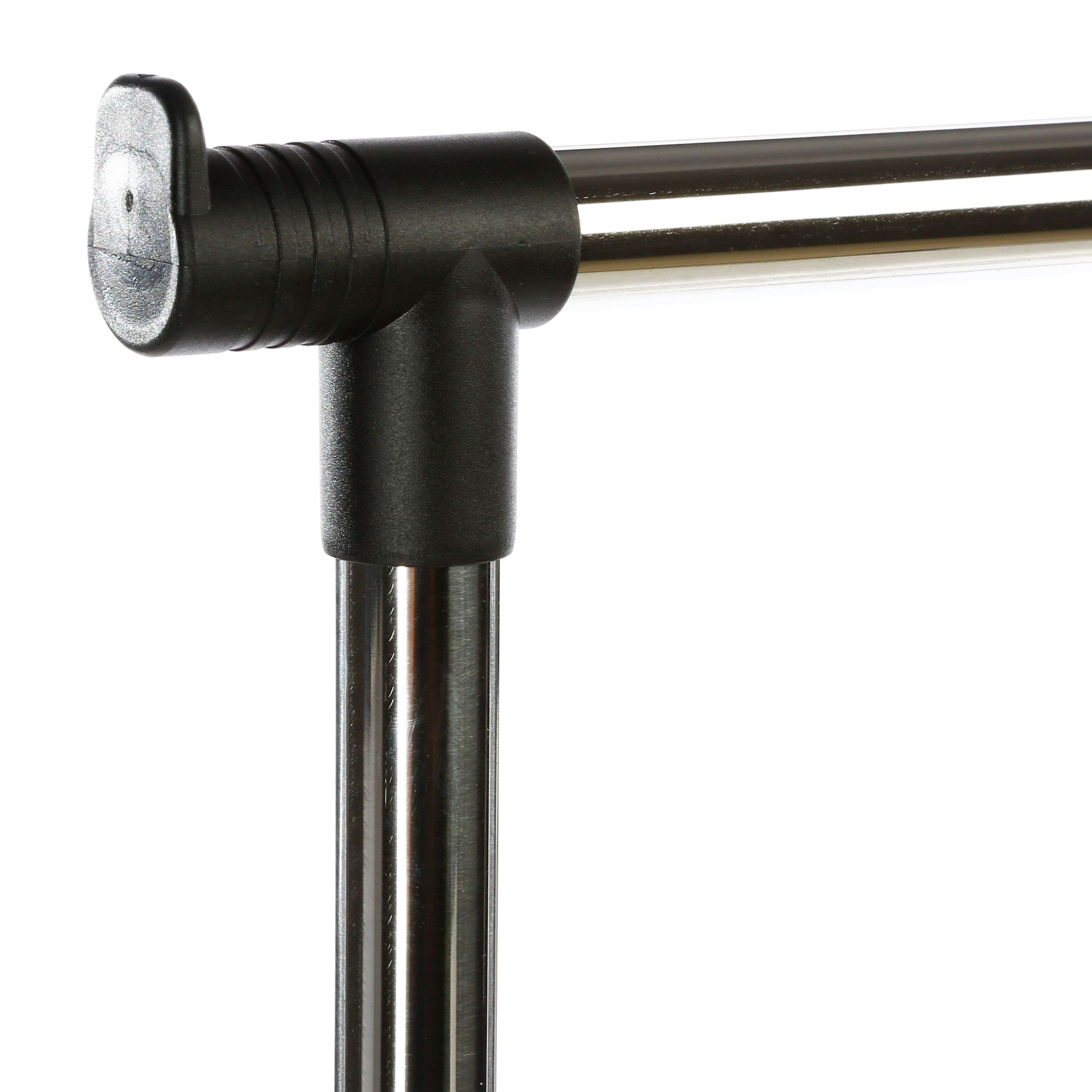 Primer plano de un conector de plástico negro uniendo dos postes metálicos brillantes.