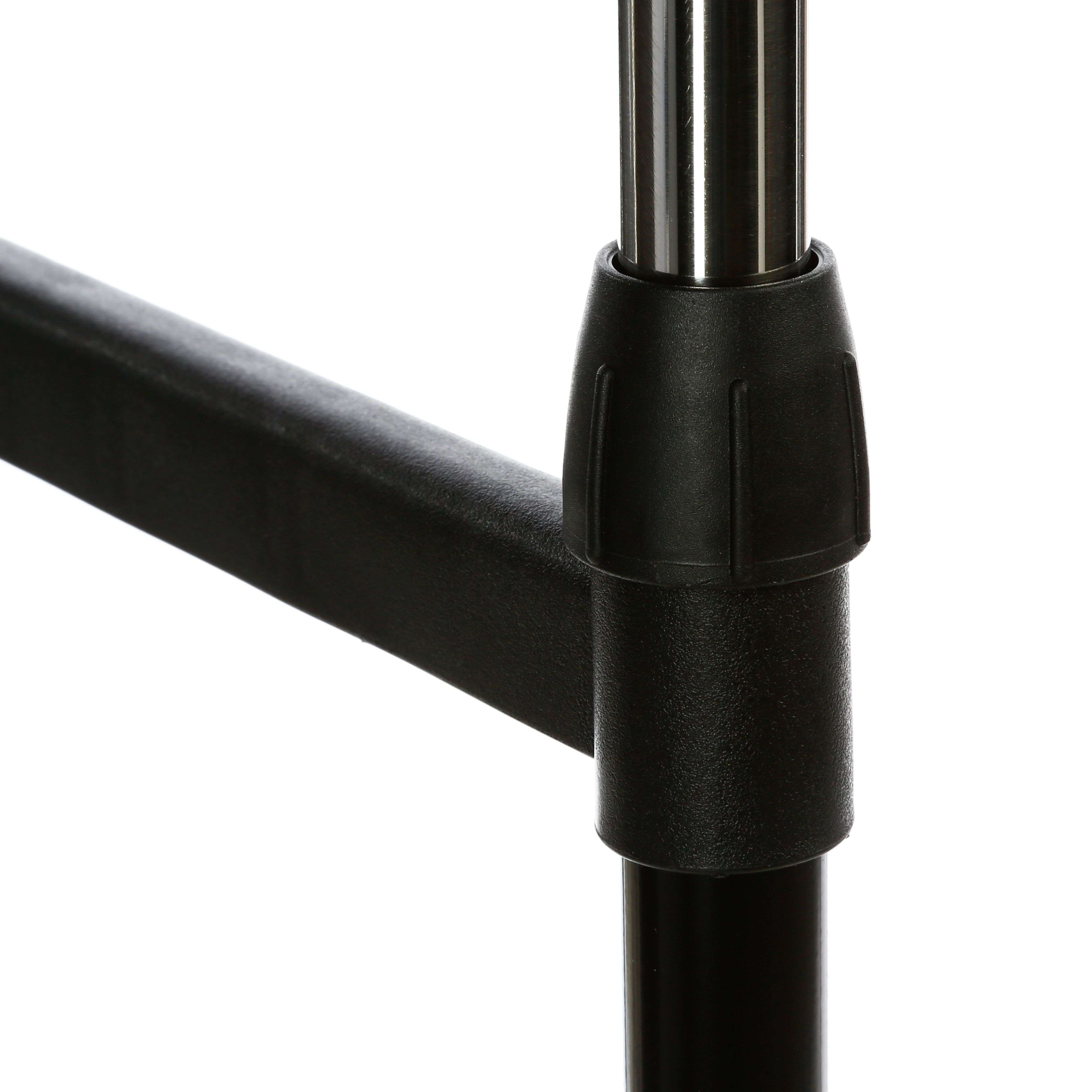 Un conector de plástico negro une una barra negra a un poste metálico sobre fondo blanco.