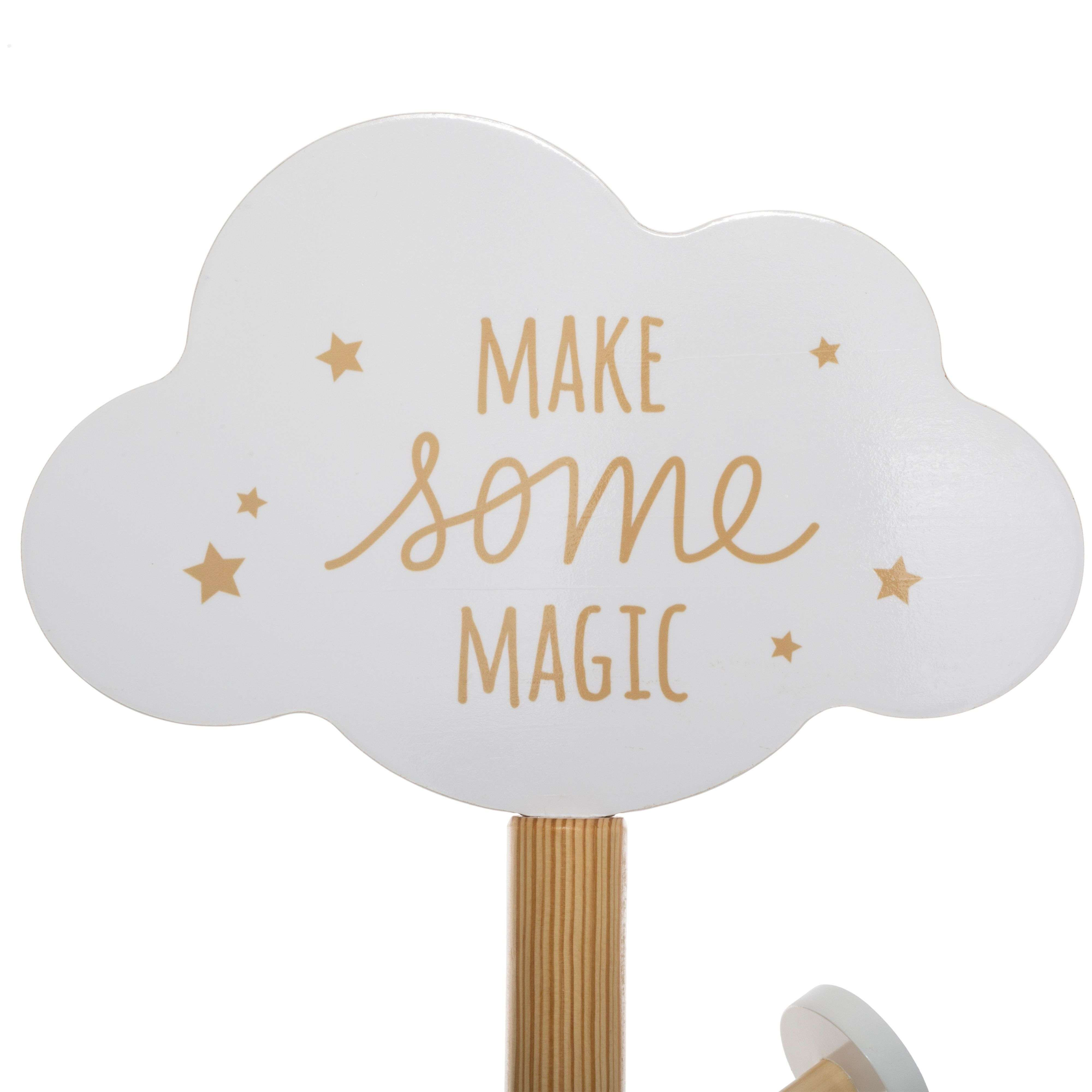 Nube blanca con estrellas doradas y texto 'Make some magic'.