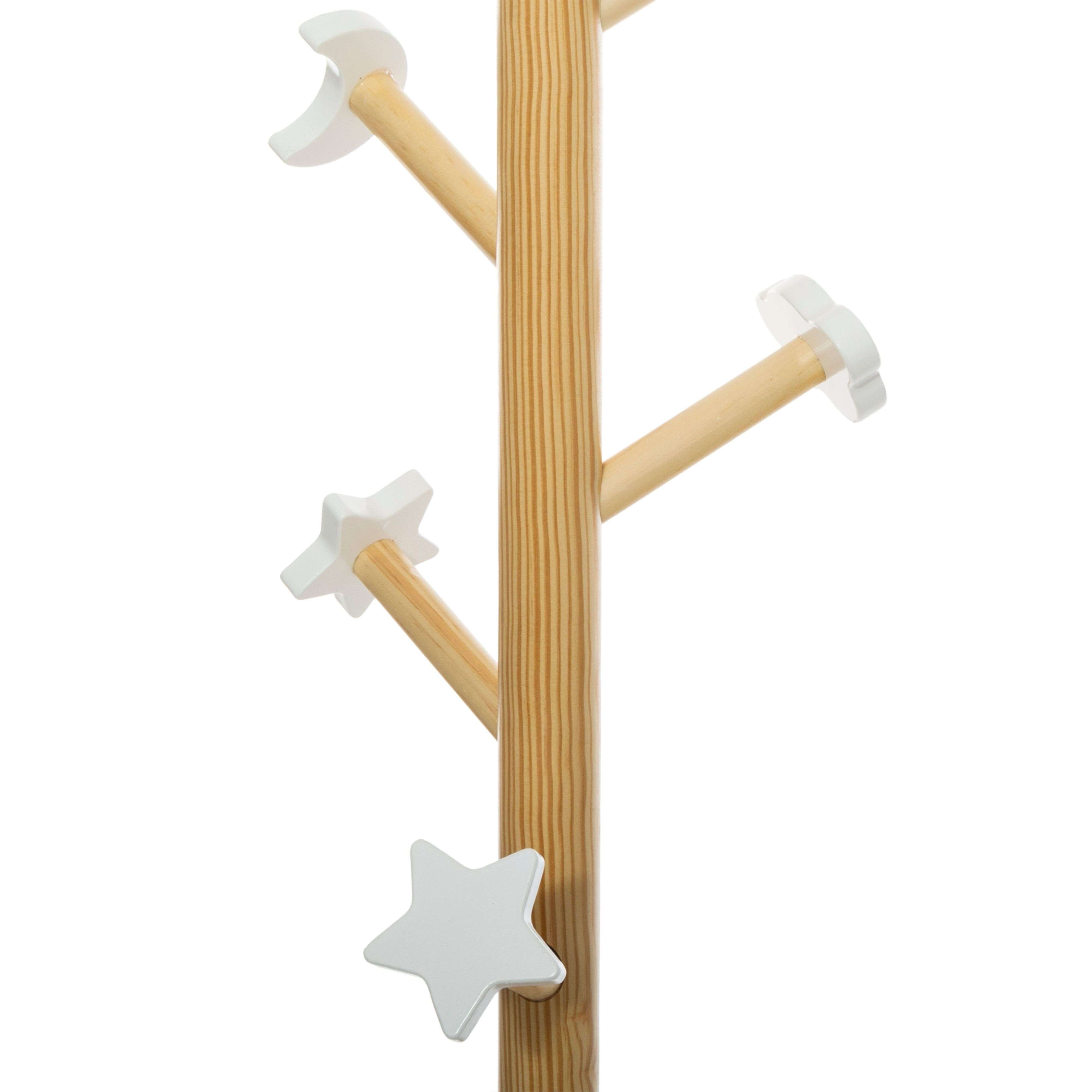 Una percha de madera con ganchos de luna y estrella sobre fondo blanco.