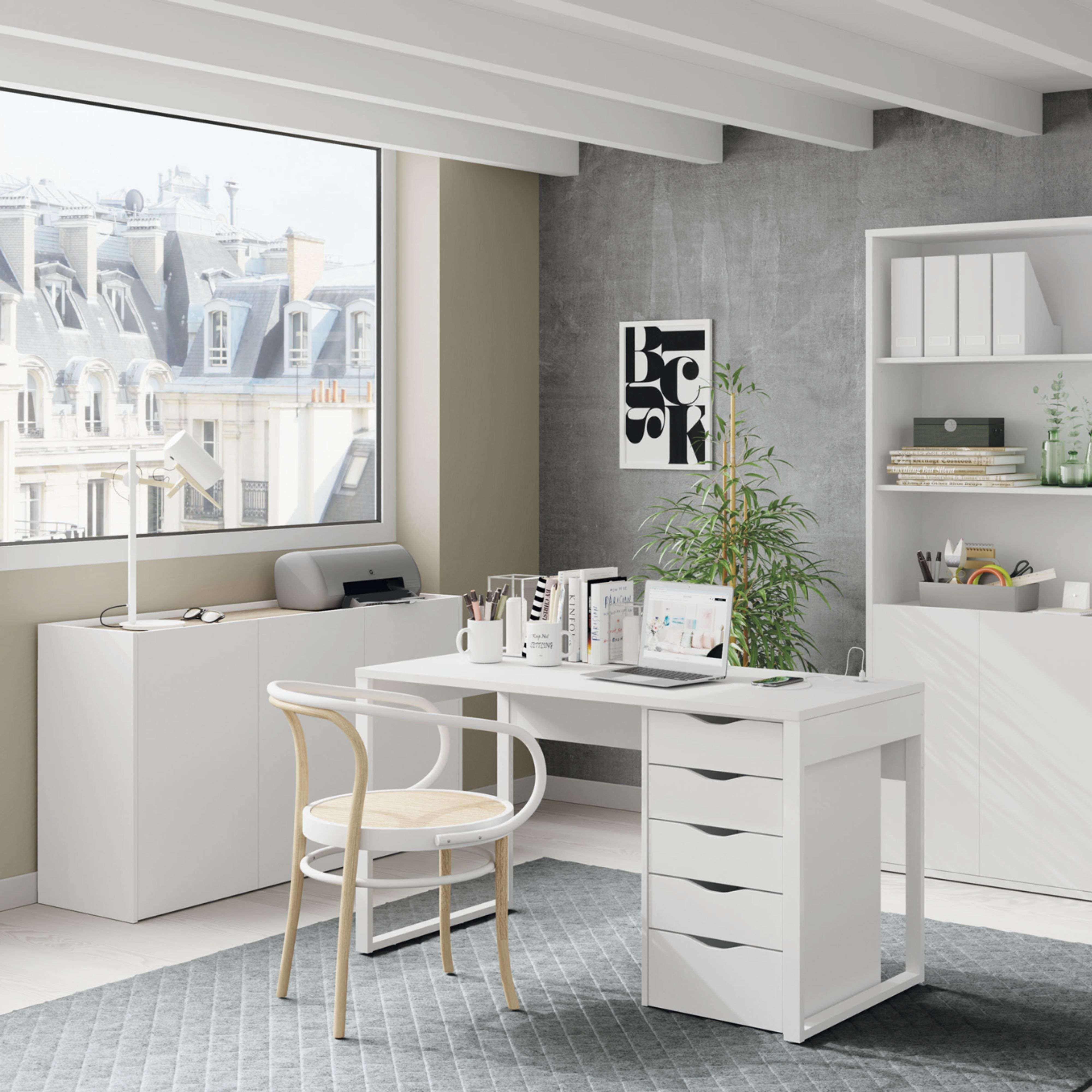 Oficina moderna con escritorio, portátil, impresora y vistas a edificios parisinos.