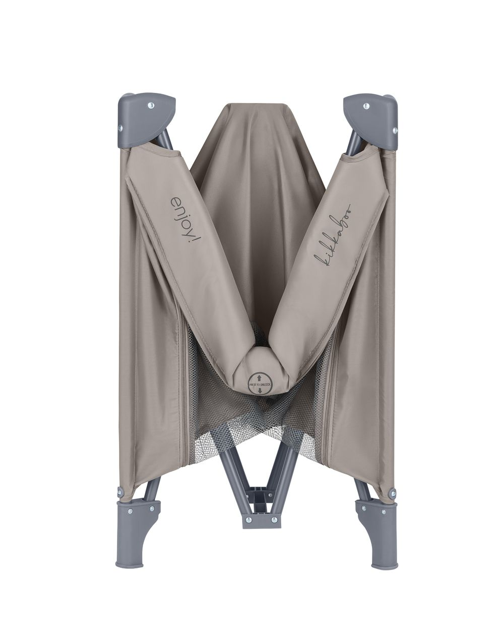 Ein zusammengeklappter, taupefarbener Kinderlaufstall mit grauen Metallrahmen und Netzdetails.