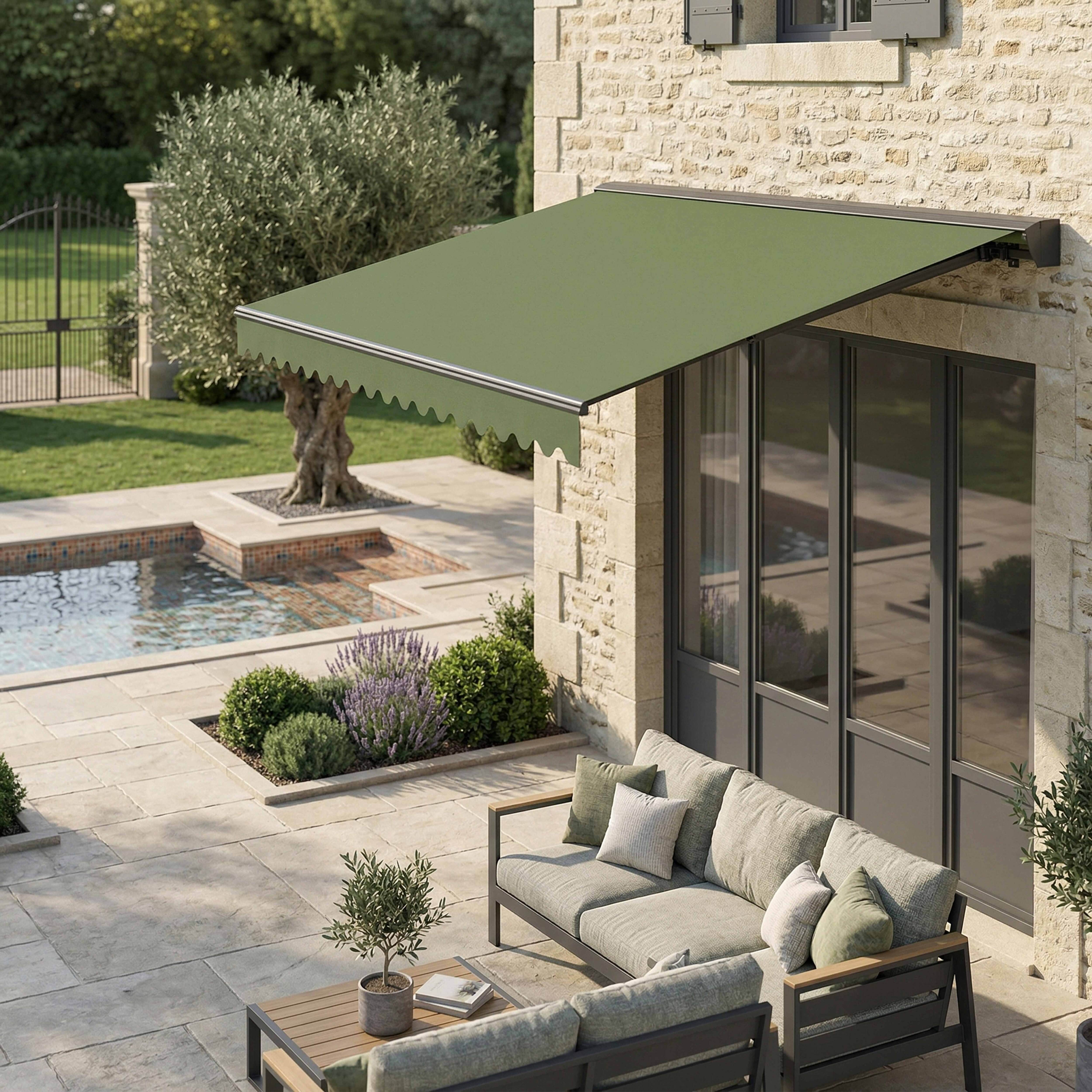 Eine grüne Markise über einer Terrasse mit Möbeln und Pool.
