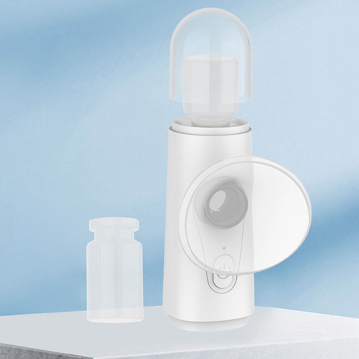 Un dispositivo nebulizzatore bianco con un piccolo contenitore accanto, su un piedistallo.