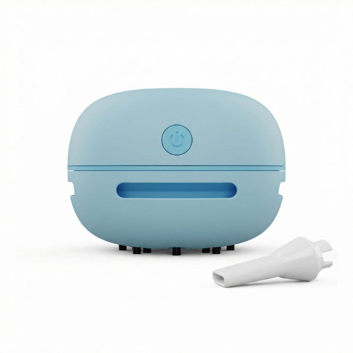 Ein blauer Mini-Staubsauger mit einem weißen Aufsatz auf weißem Hintergrund.