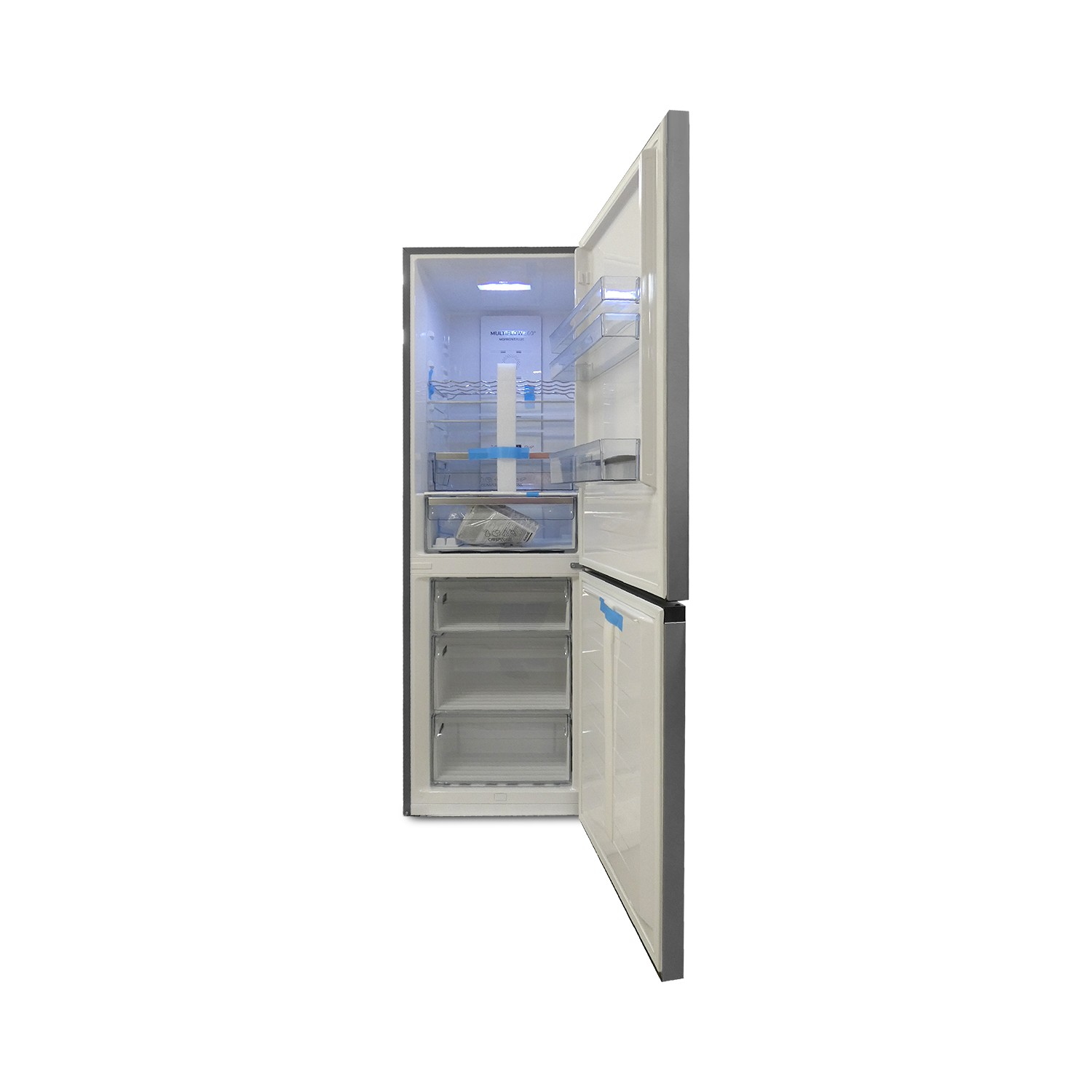 Ein offener Kühlschrank mit Regalen und Schubladen auf weißem Hintergrund.