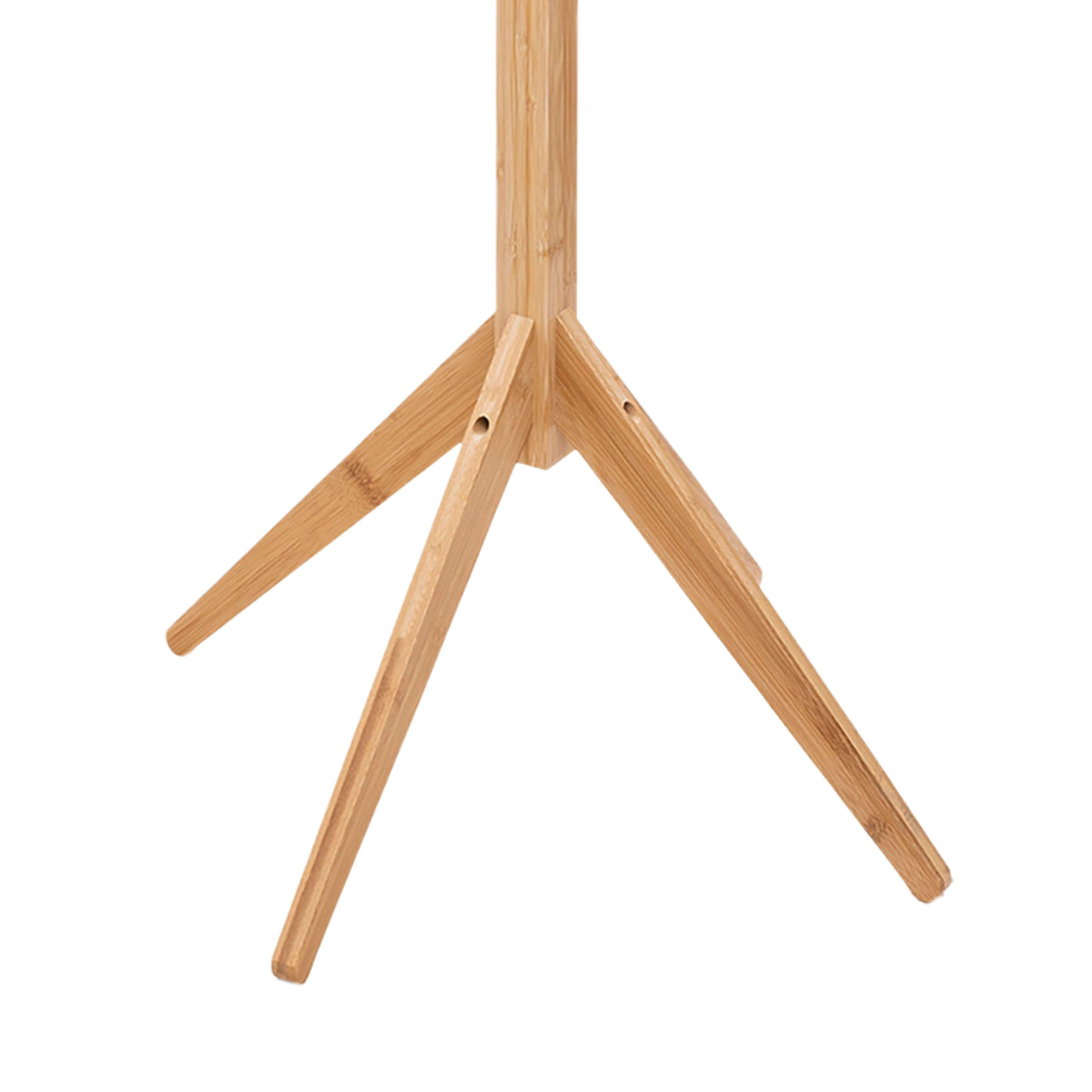 La parte inferior de una percha de madera con tres patas.