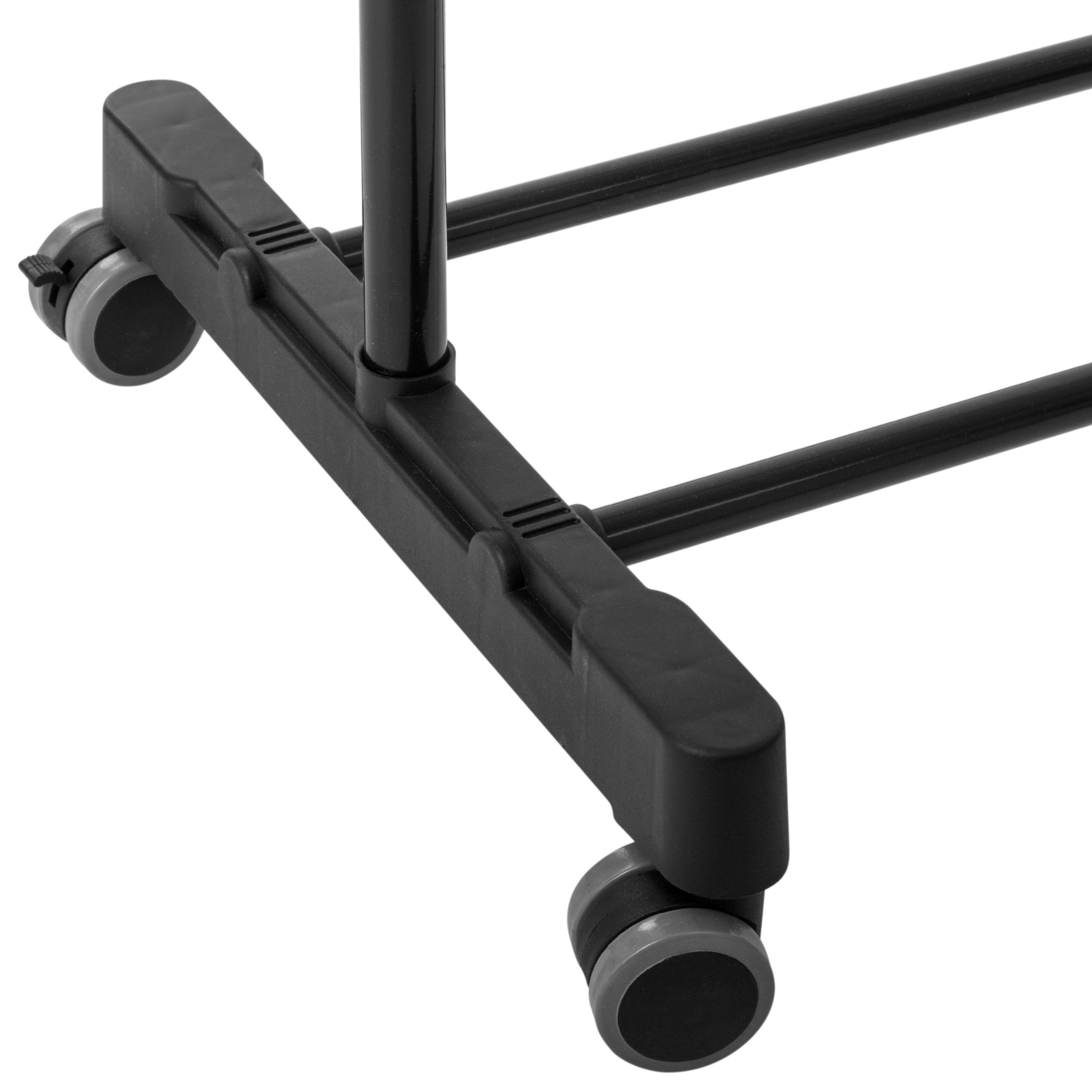 Primer plano de una estructura negra con ruedas y dos ruedas.