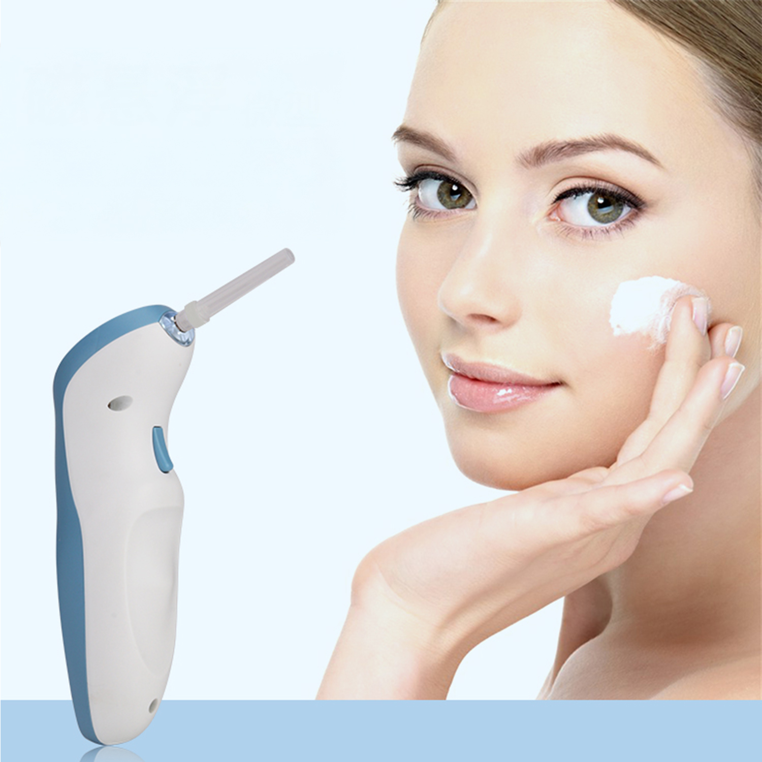 Una donna si applica crema sul viso, vicino a un dispositivo per la cura della pelle bianco e blu.