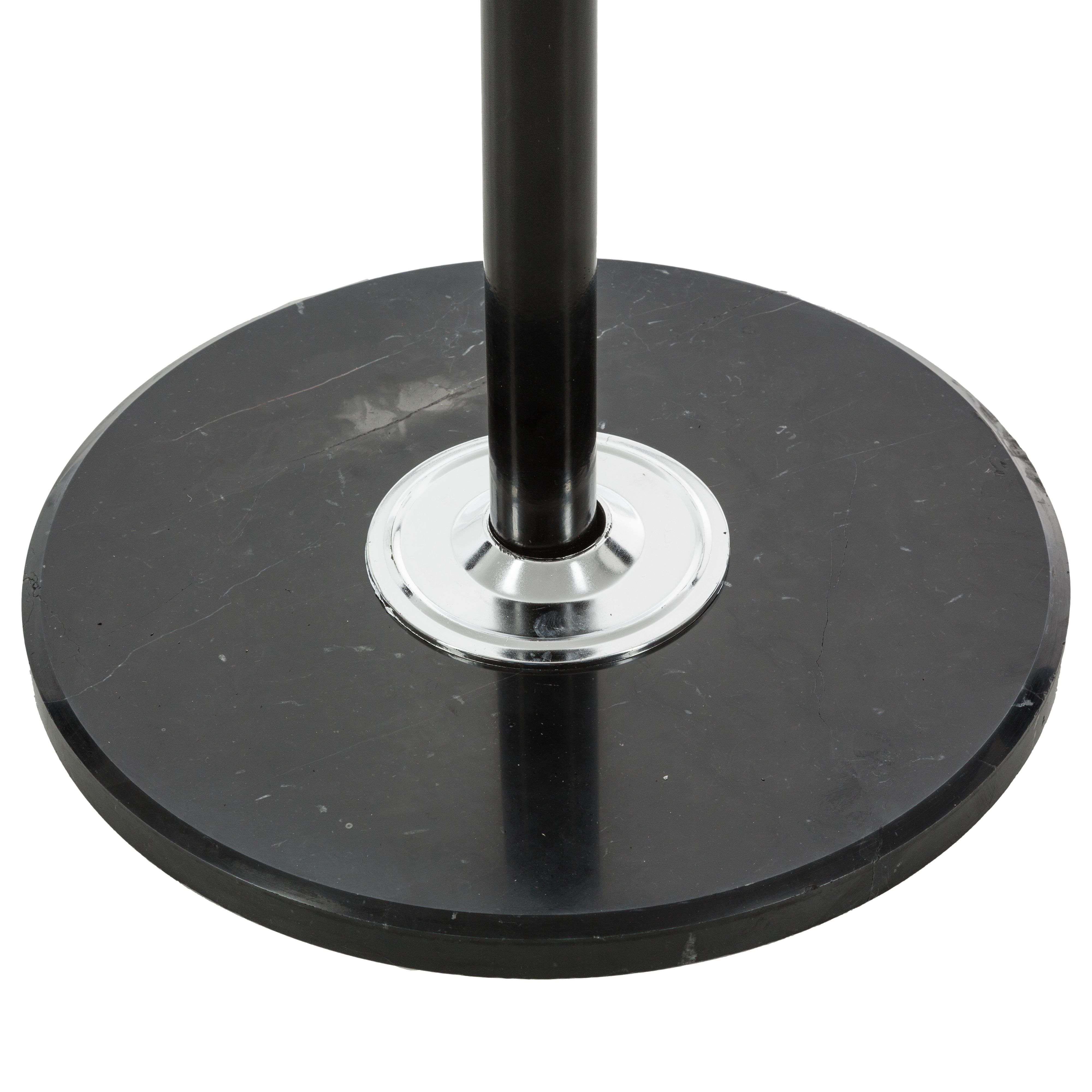 Base de mármol negro con accesorio de metal pulido y soporte negro.