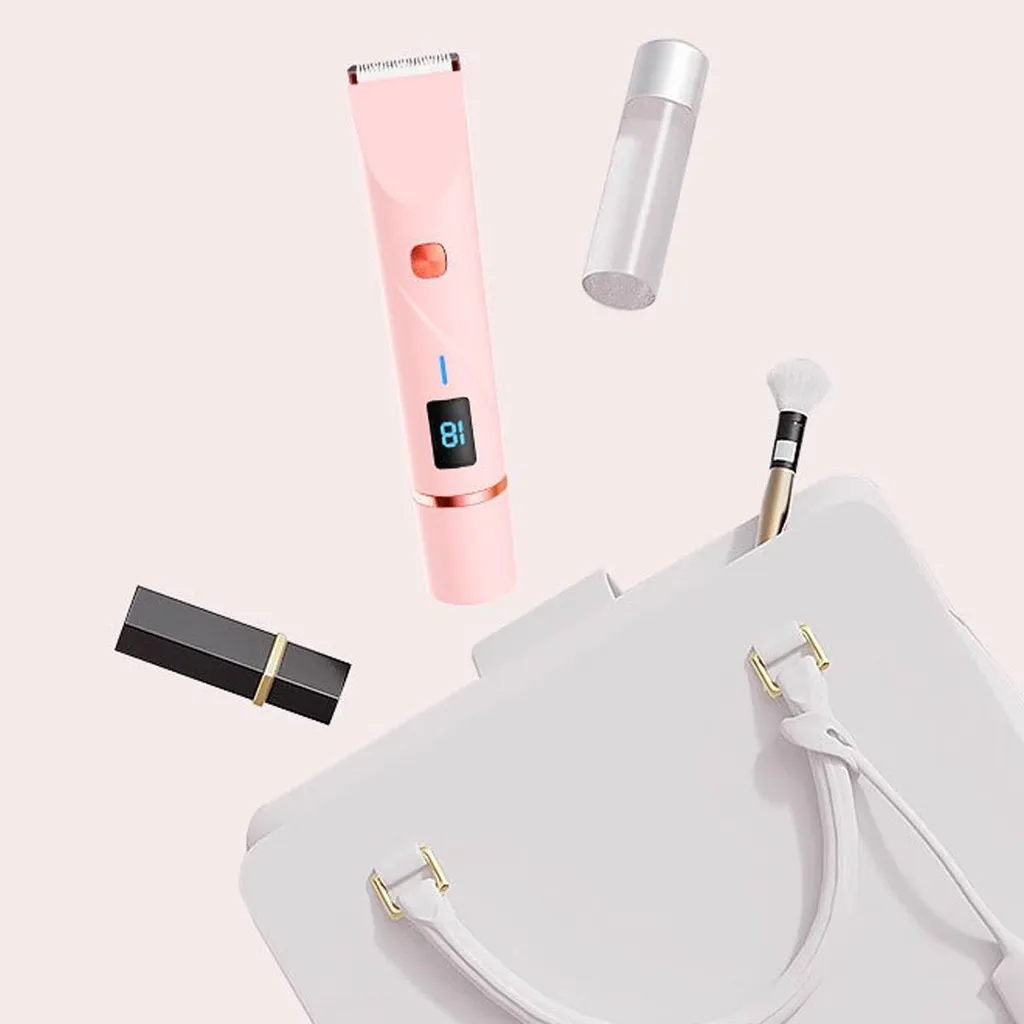 Ein rosa Trimmer, Lippenstift, Pinsel und Flasche schweben über einer weißen Tasche.