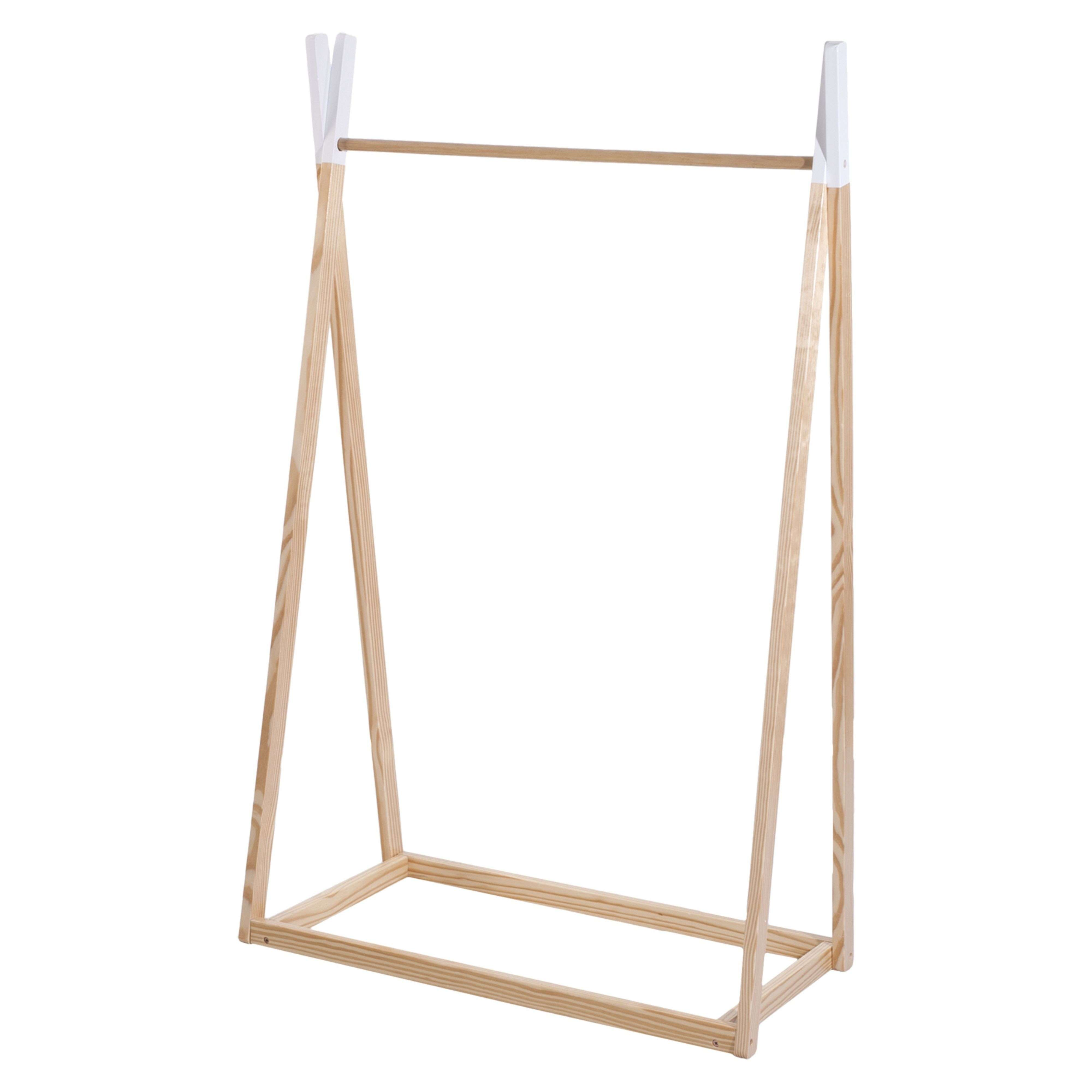 Un perchero de madera con parte superior blanca sobre fondo blanco.