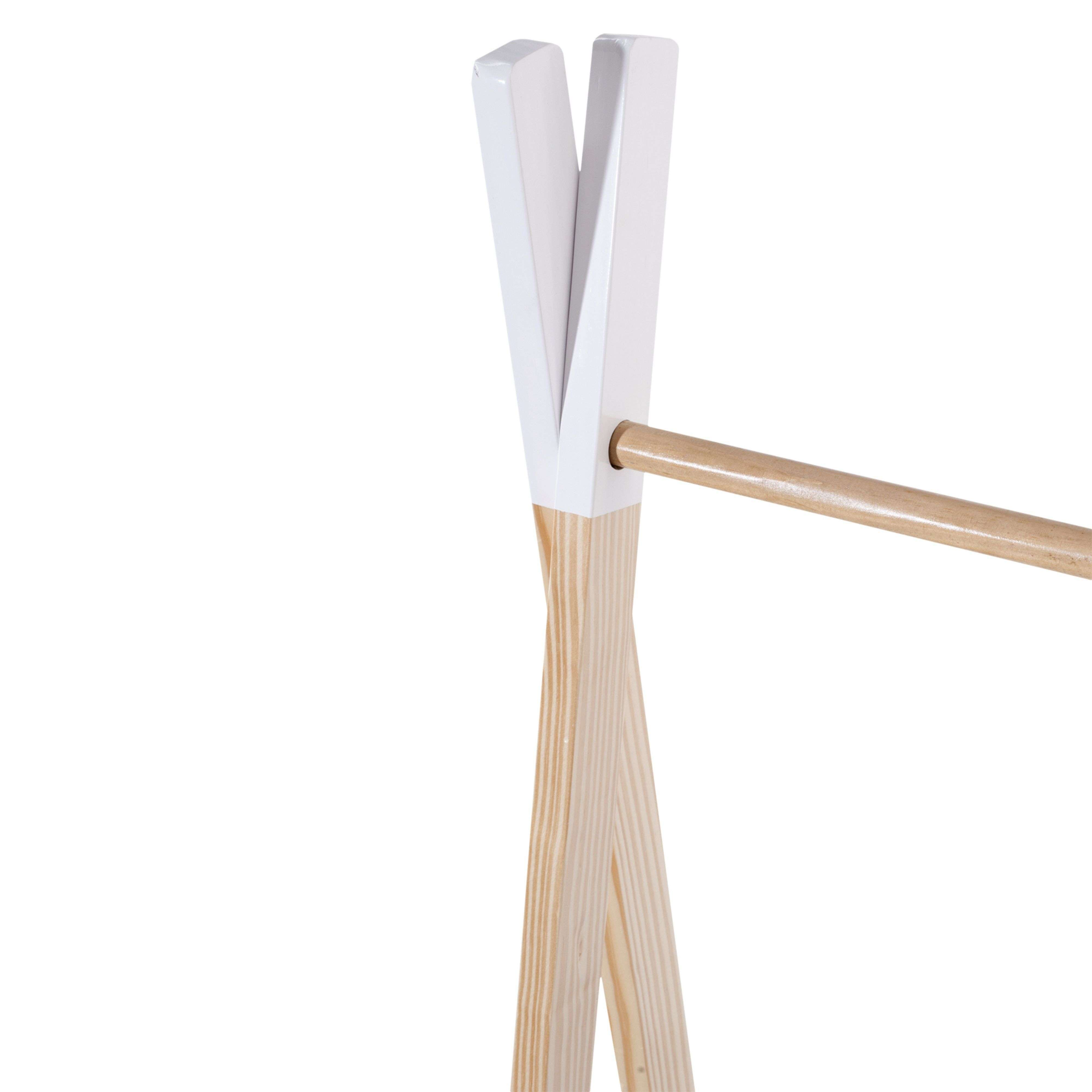 Primer plano de una estructura blanca y de madera con una barra transversal de madera.