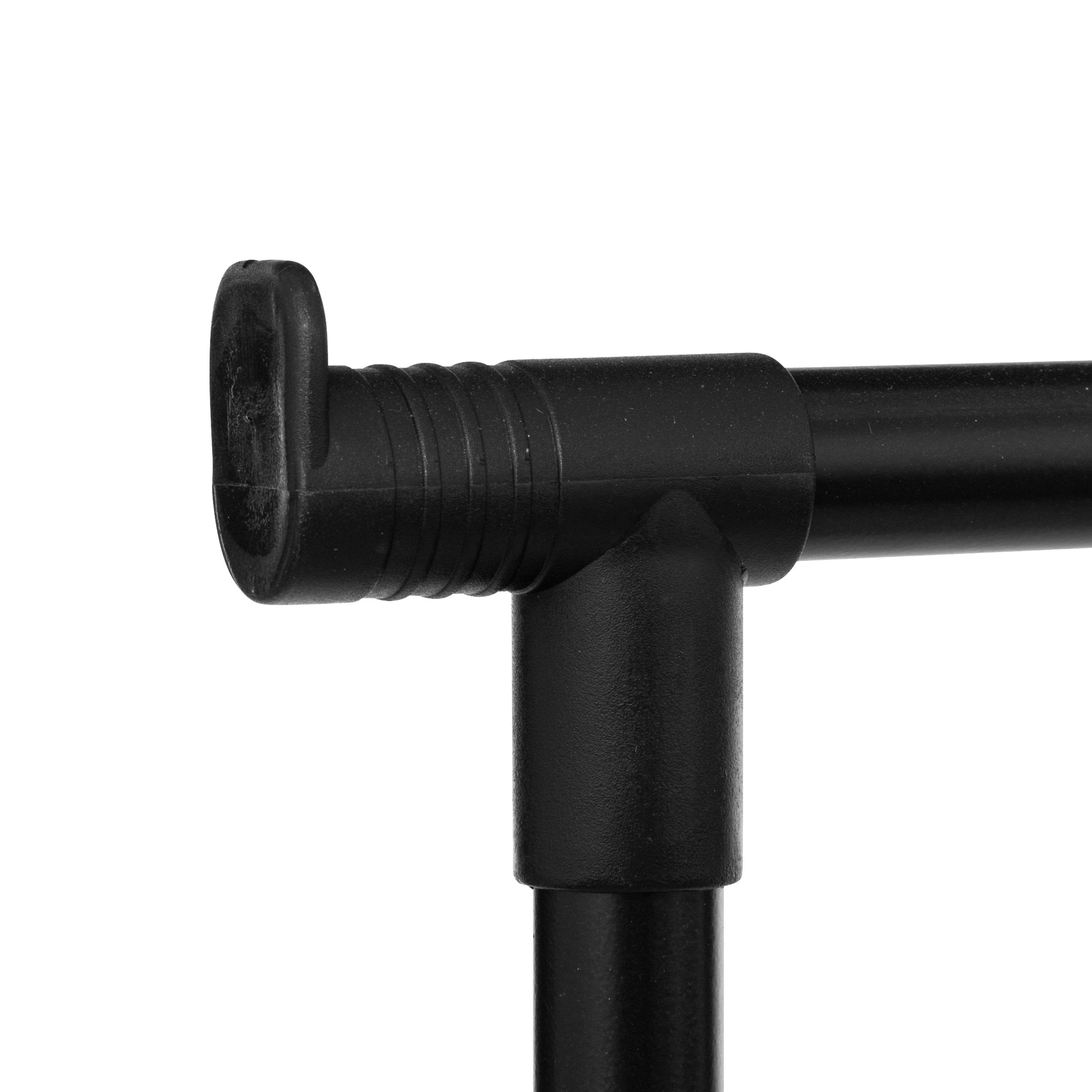 Tubo de plástico negro con sección acanalada y conector en T, aislado en blanco.