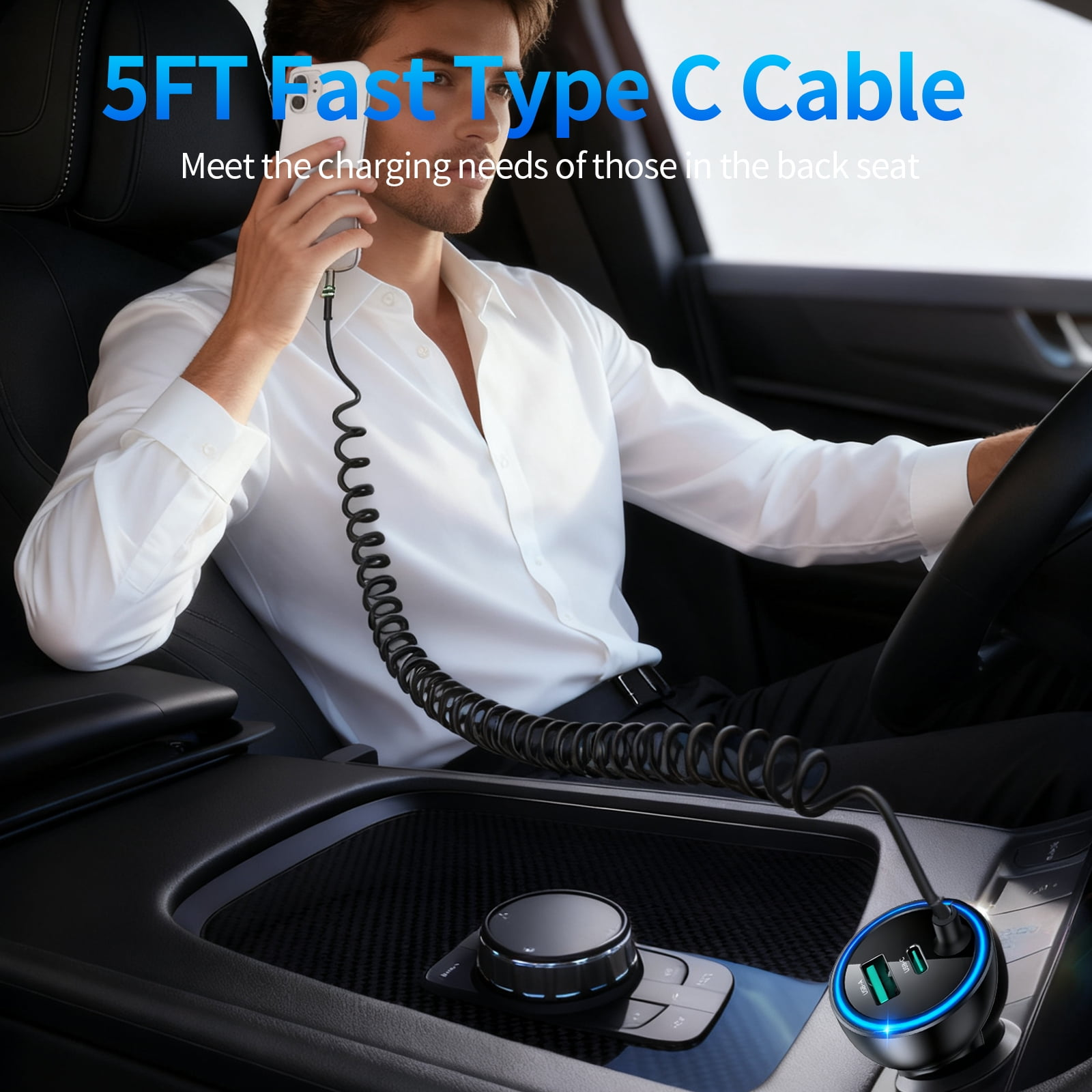 Mann im Auto lädt Handy mit 5FT Typ-C-Kabel, das an eine Autoladung angeschlossen ist.
