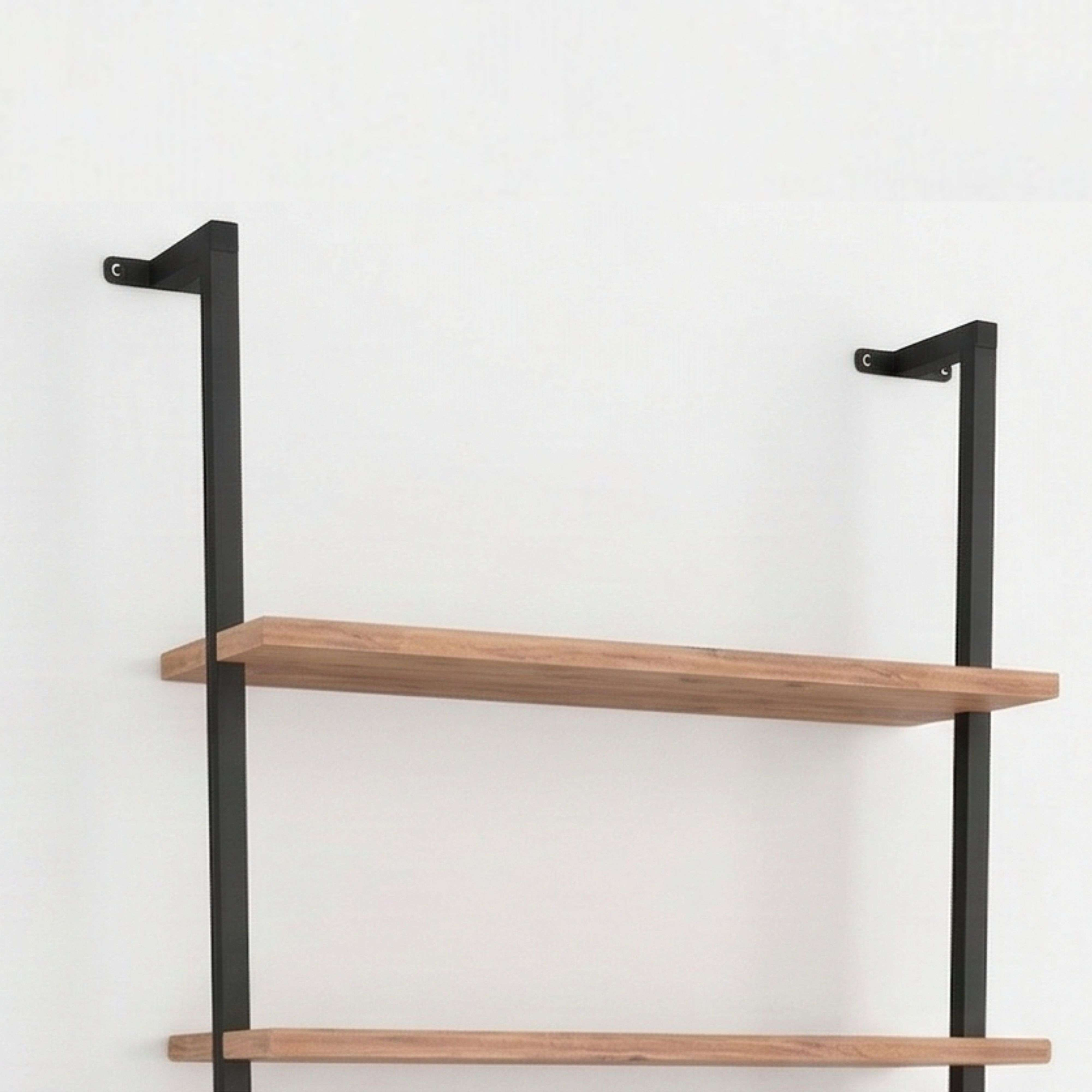 Un estante simple con tablones de madera y soportes de metal negro contra una pared blanca.