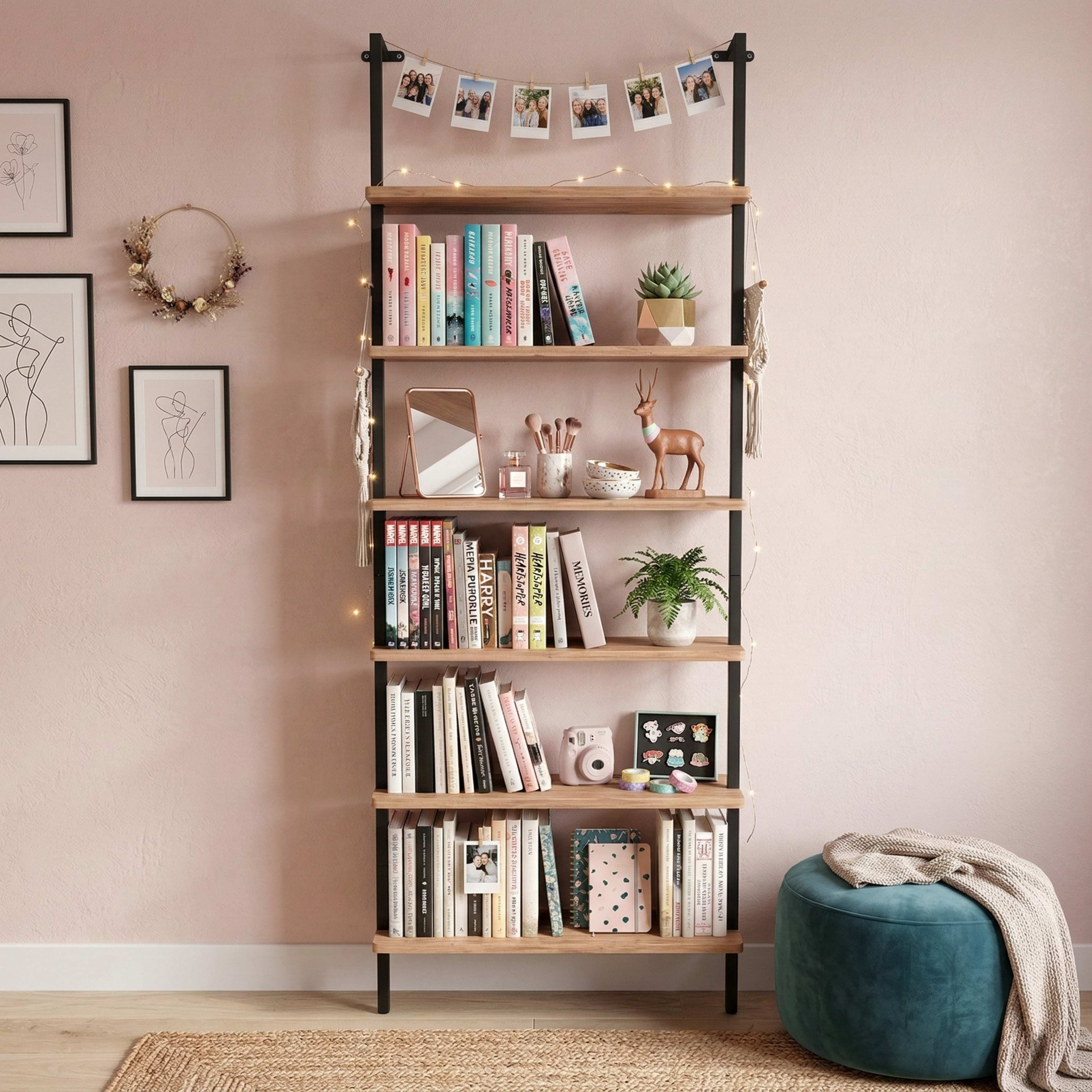 Una estantería con libros, fotos, plantas y objetos decorativos contra una pared rosa.